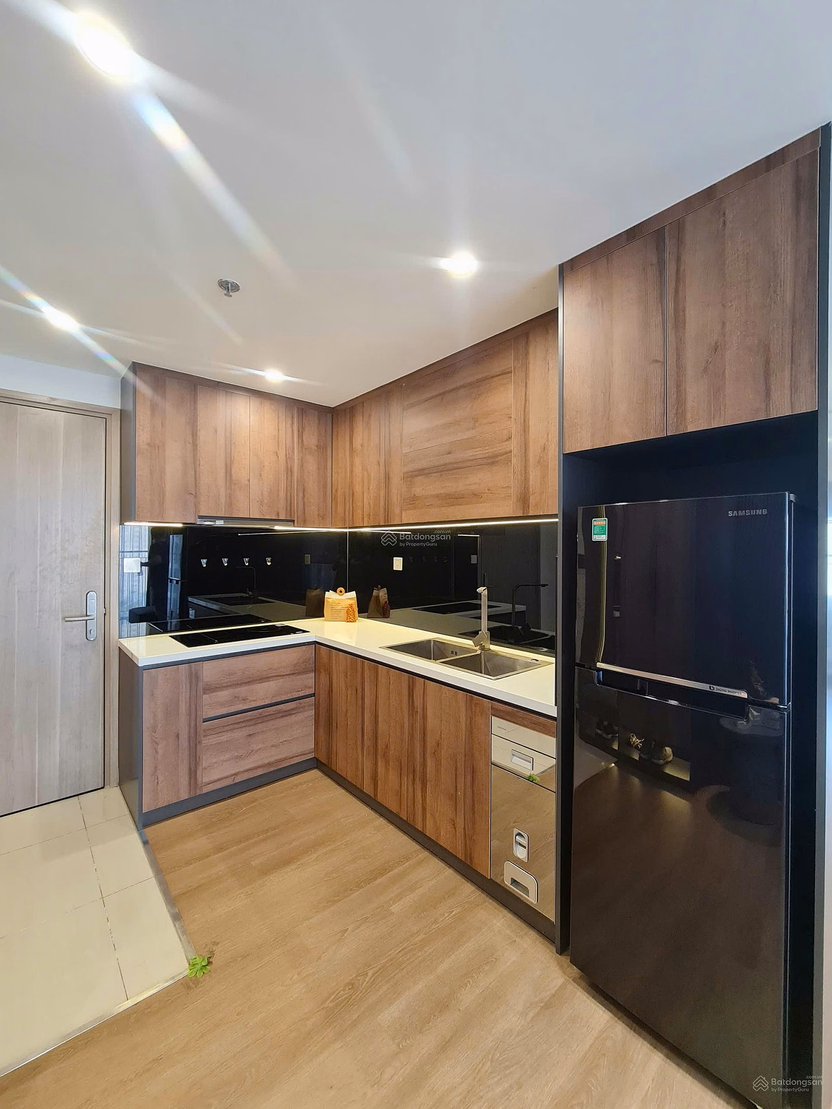Vinhomes Grand Park - Selling 2 bedroom apartment + corner apartment with beautiful view, high quality An Cuong wood furniture.