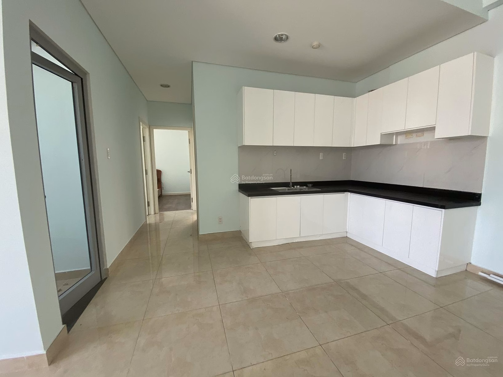 Moving down to ground floor, urgently selling Luxcity apartment 85m2 3 bedrooms 2 bathrooms full NT only 4 billion 9, super airy corner apartment