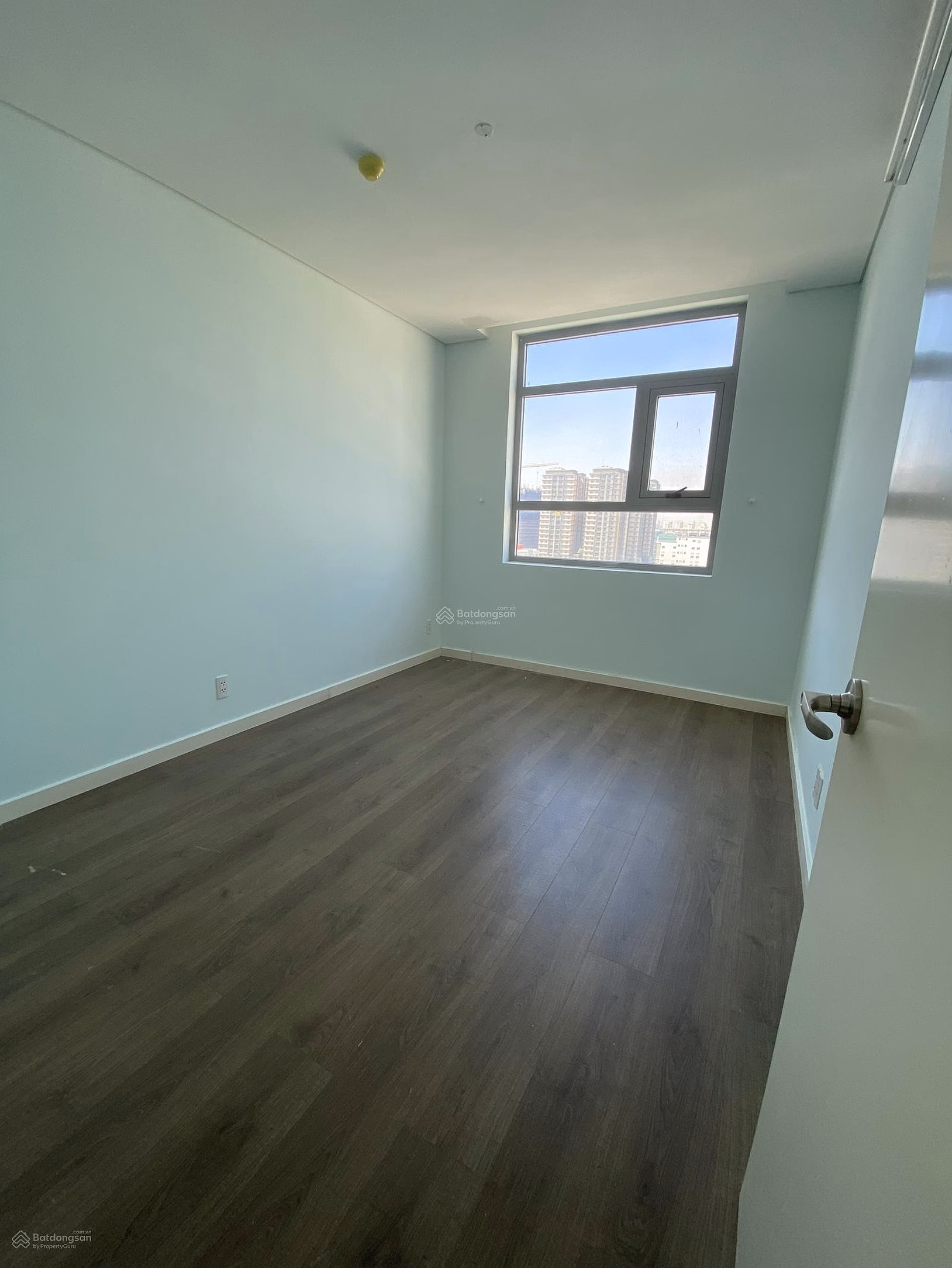 Moving down to ground floor, urgently selling Luxcity apartment 85m2 3 bedrooms 2 bathrooms full NT only 4 billion 9, super airy corner apartment