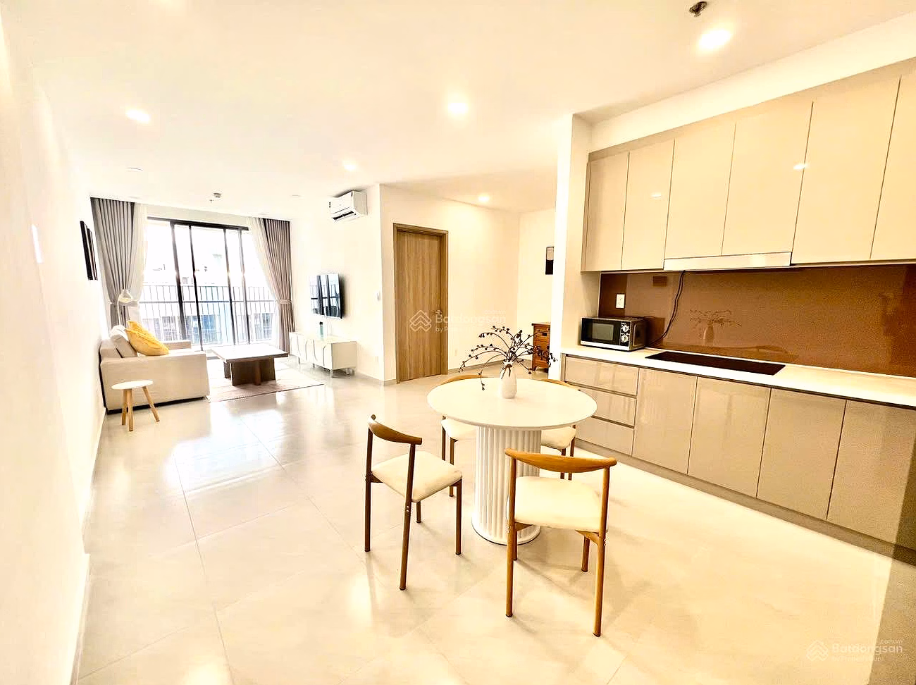 The owner wants to sell urgently 1 bedroom, 63m², fully furnished, new house not yet lived in, price 3 billion - 0963 631 *** see the house