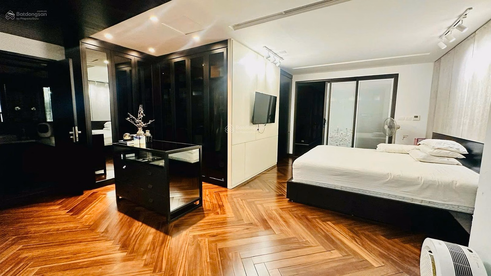 Unique and unique duplex apartment at FLC Cau Giay. Have your transaction book ready now