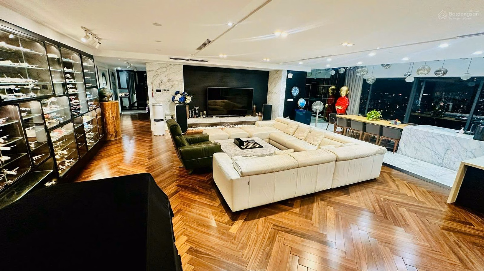 Unique and unique duplex apartment at FLC Cau Giay. Have your transaction book ready now