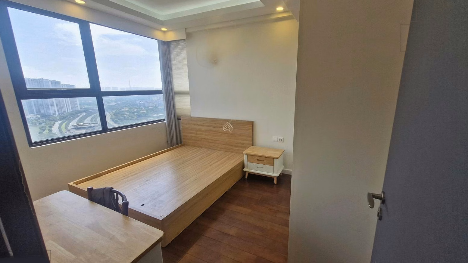 Selling 3-bedroom apartment D'Capitale Tran Duy Hung 84.2m2 fully furnished 10.5 billion including fees. Standard price is negotiable