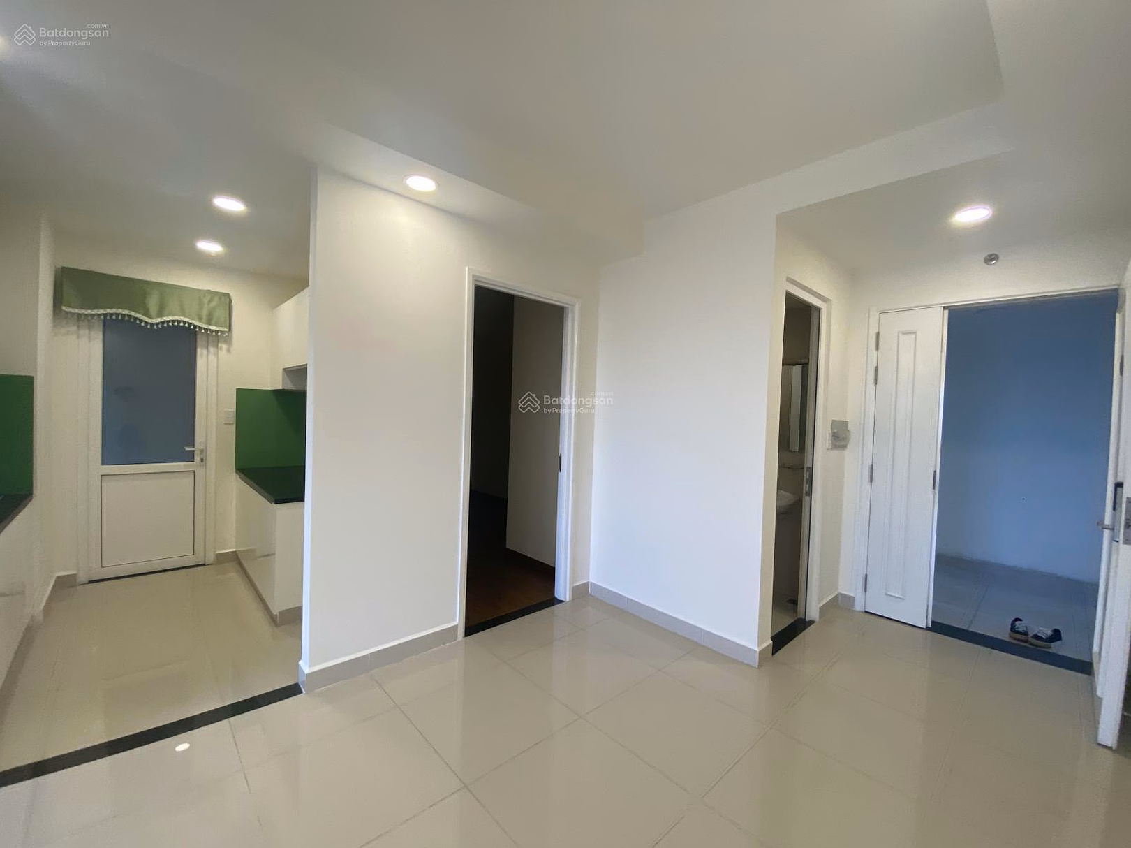 Apartment with 2 bedrooms, 2 bathrooms, balcony, beautiful metro view, only 3.6 billion