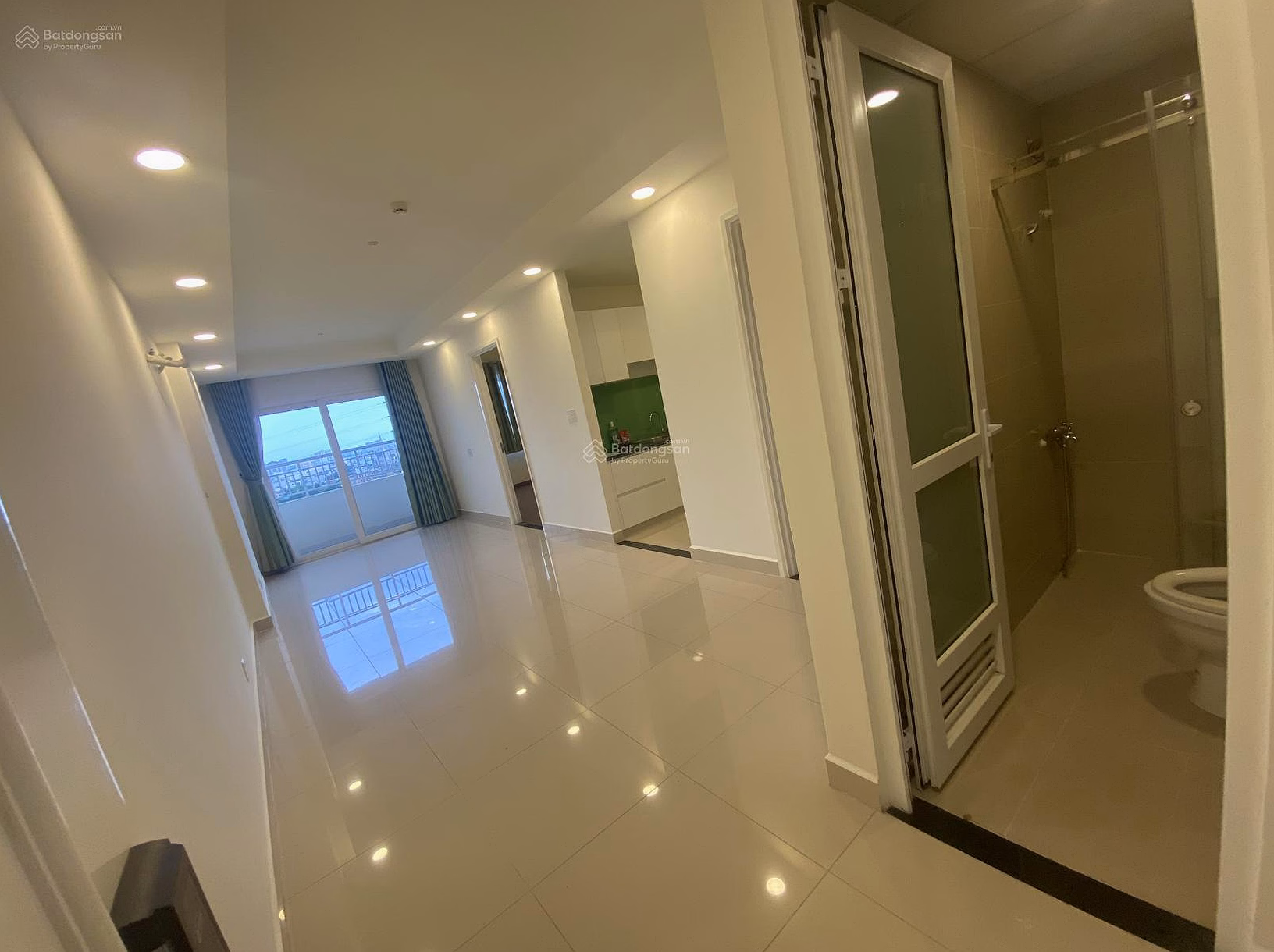 Apartment with 2 bedrooms, 2 bathrooms, balcony, beautiful metro view, only 3.6 billion