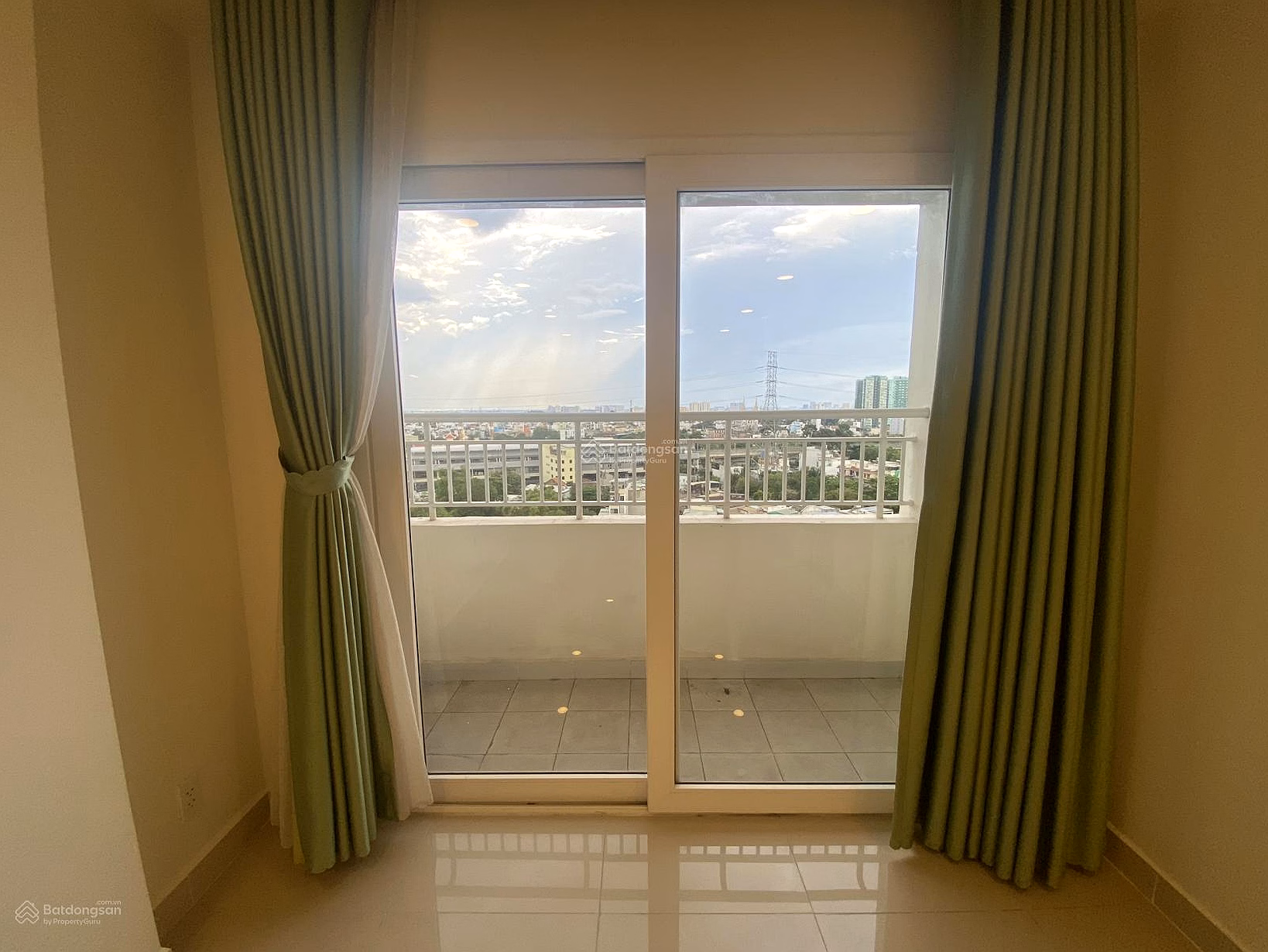 Apartment with 2 bedrooms, 2 bathrooms, balcony, beautiful metro view, only 3.6 billion