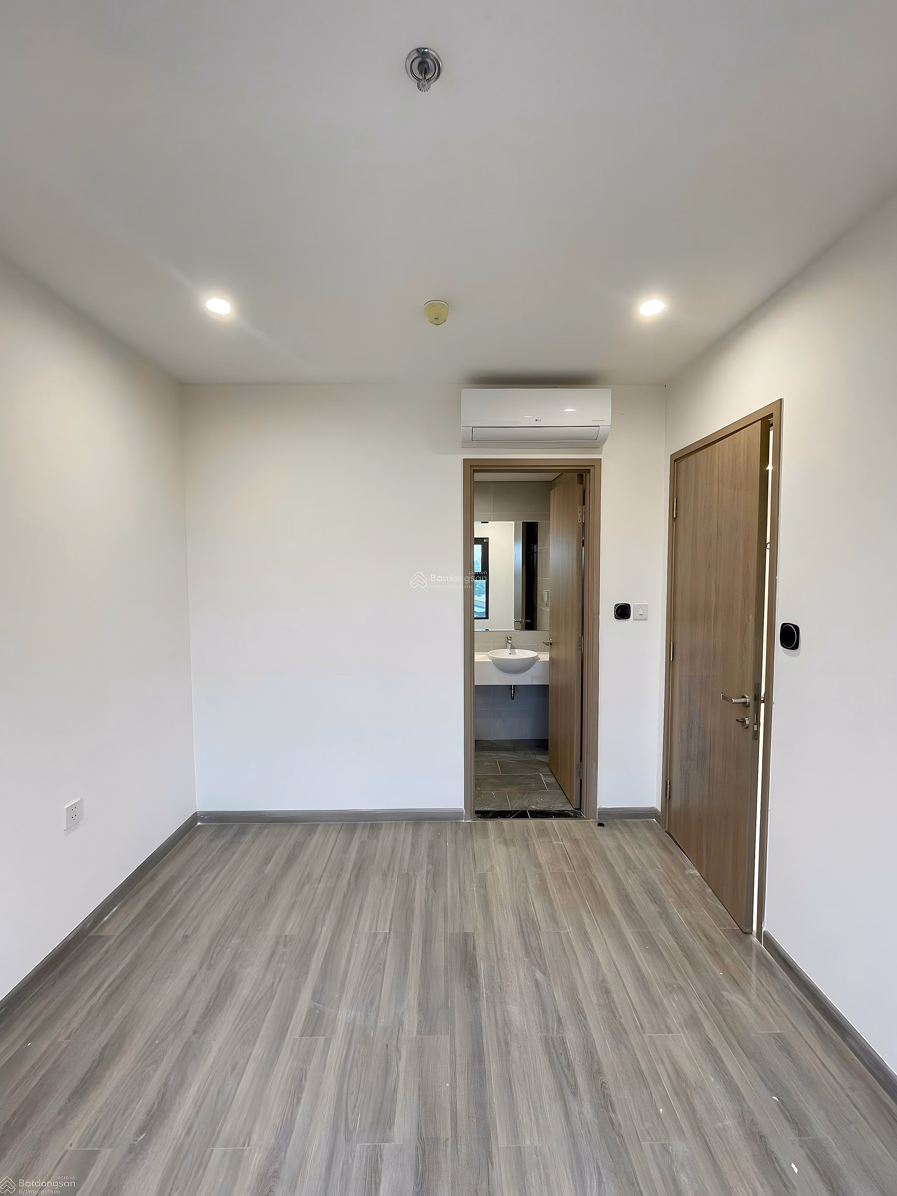 Cheapest 2 bedroom 2 bathroom apartment in Beverly Solary subdivision, price only 3 billion 099 Vinhomes District 9