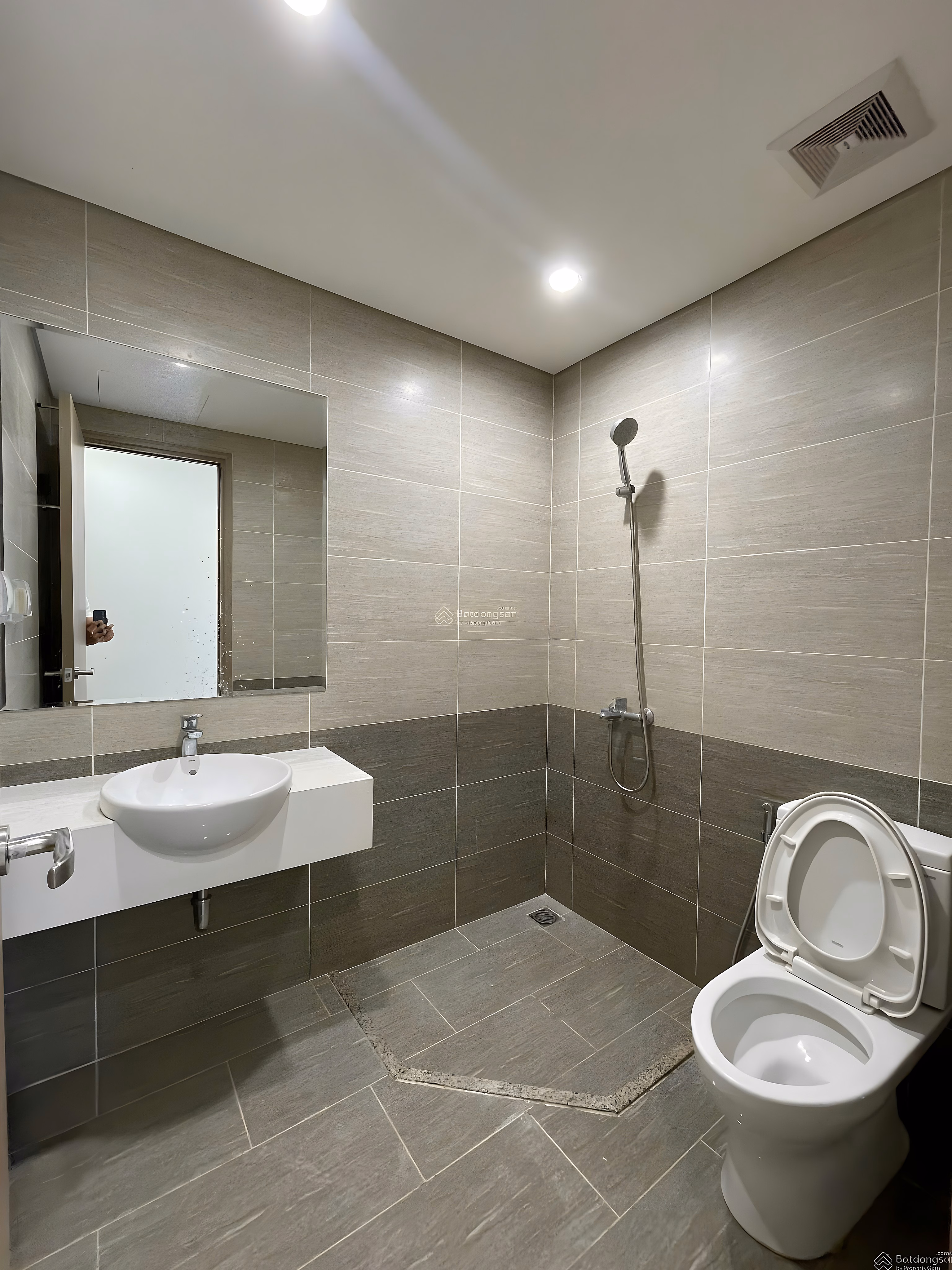 Cheapest 2 bedroom 2 bathroom apartment in Beverly Solary subdivision, price only 3 billion 099 Vinhomes District 9