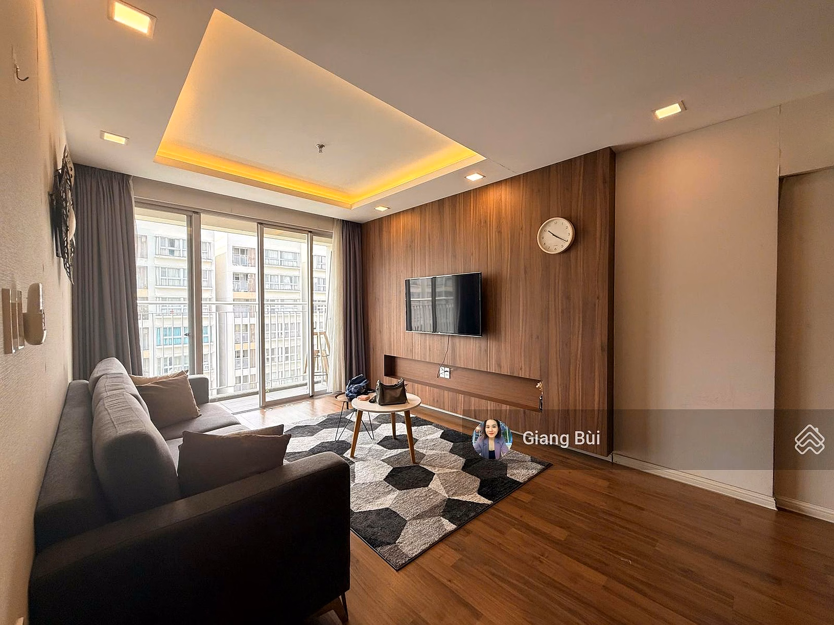 Urgent sale of Scenic Valley apartment 107m2, very good price, true commitment. Contact: 0903 856 *** Ms Giang