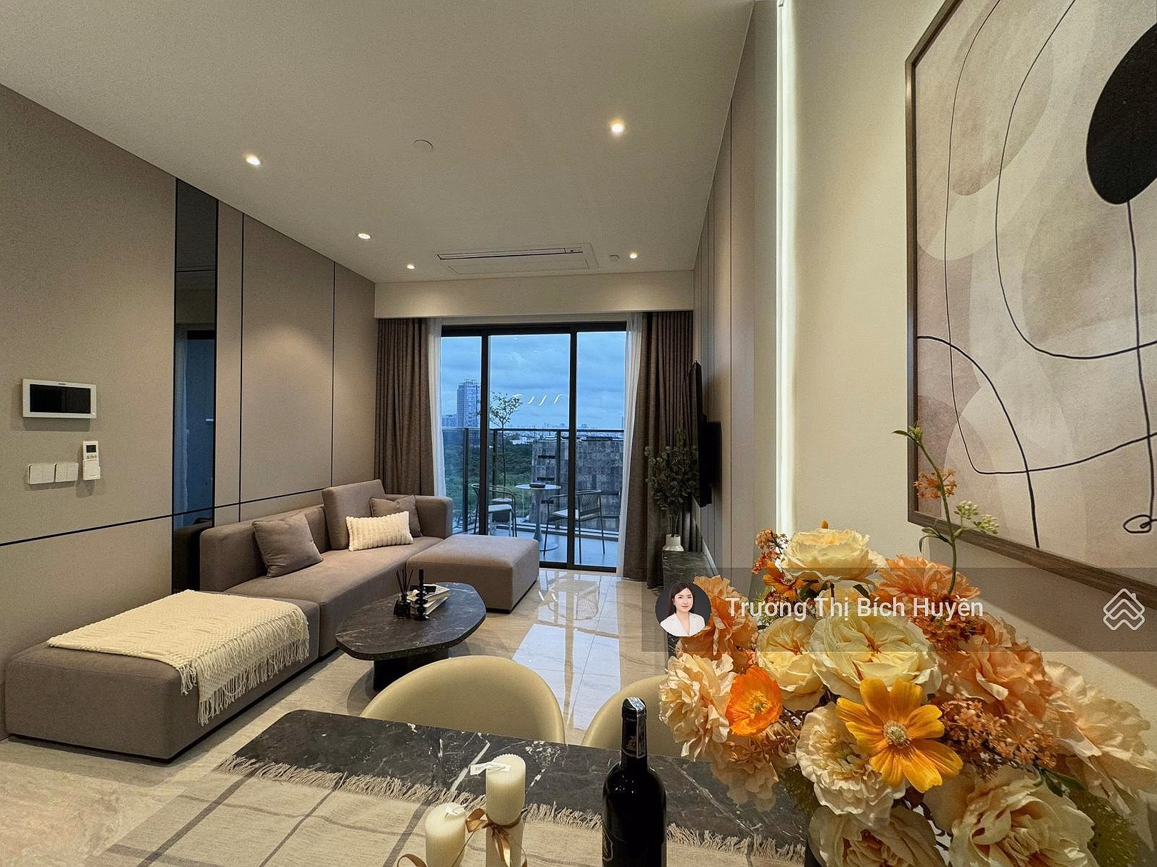 2 BR OPERA CORNER APARTMENT FOR SALE - HIGH FLOOR - RIVER VIEW DISTRICT 1 - BEST PRICE ONLY 28 BILLION