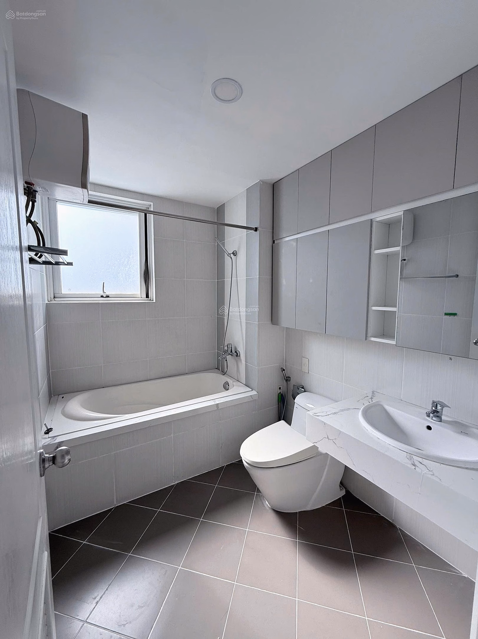 The owner is going to settle down and urgently sell the 85m2 corner apartment of Riverside Residence apartment, Phu My Hung