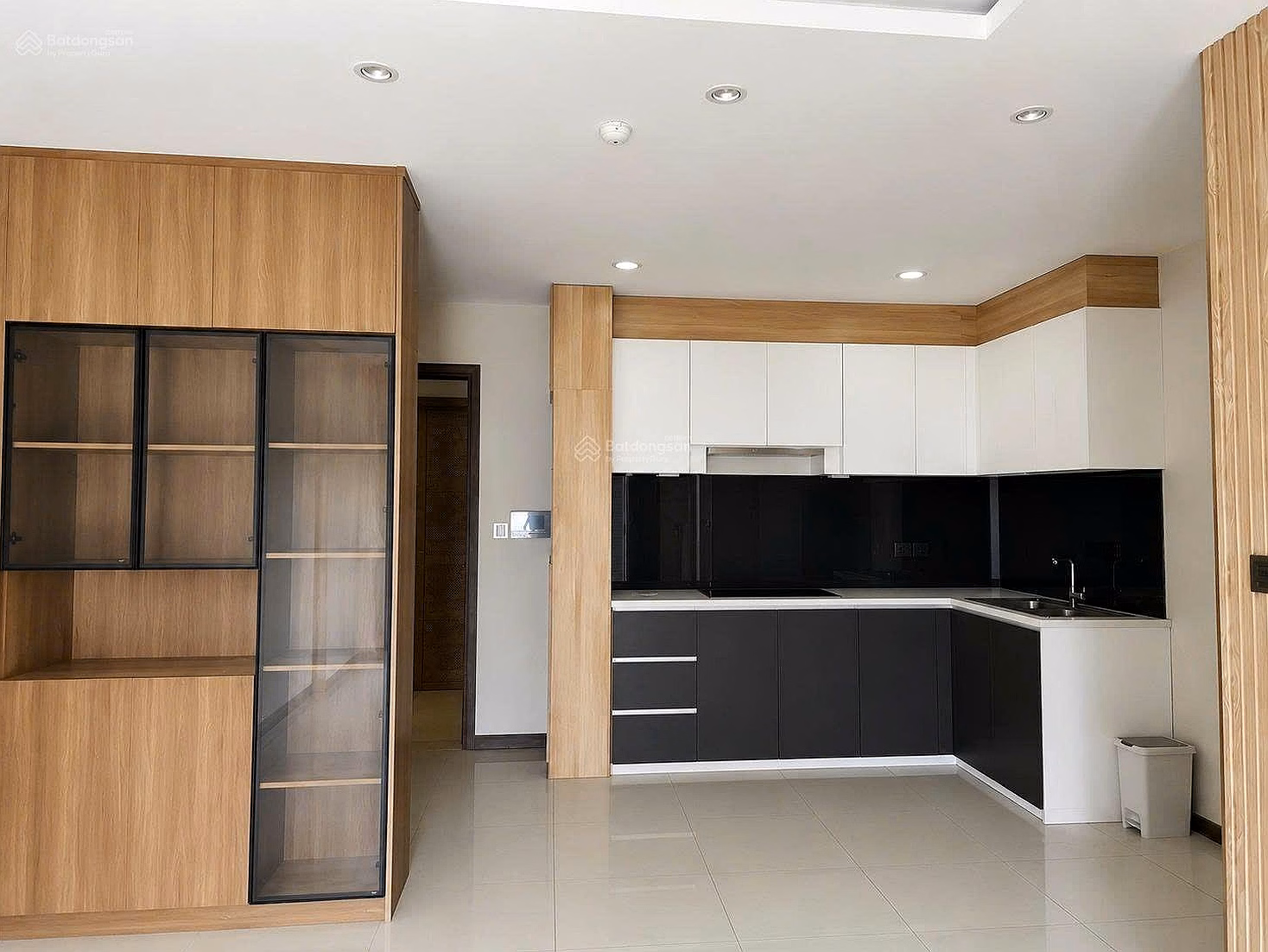 Owner offers to sell CH De Capella 3 bedrooms 2 bathrooms 95m², basic furniture price 9.5 billion. Red book notarized immediately