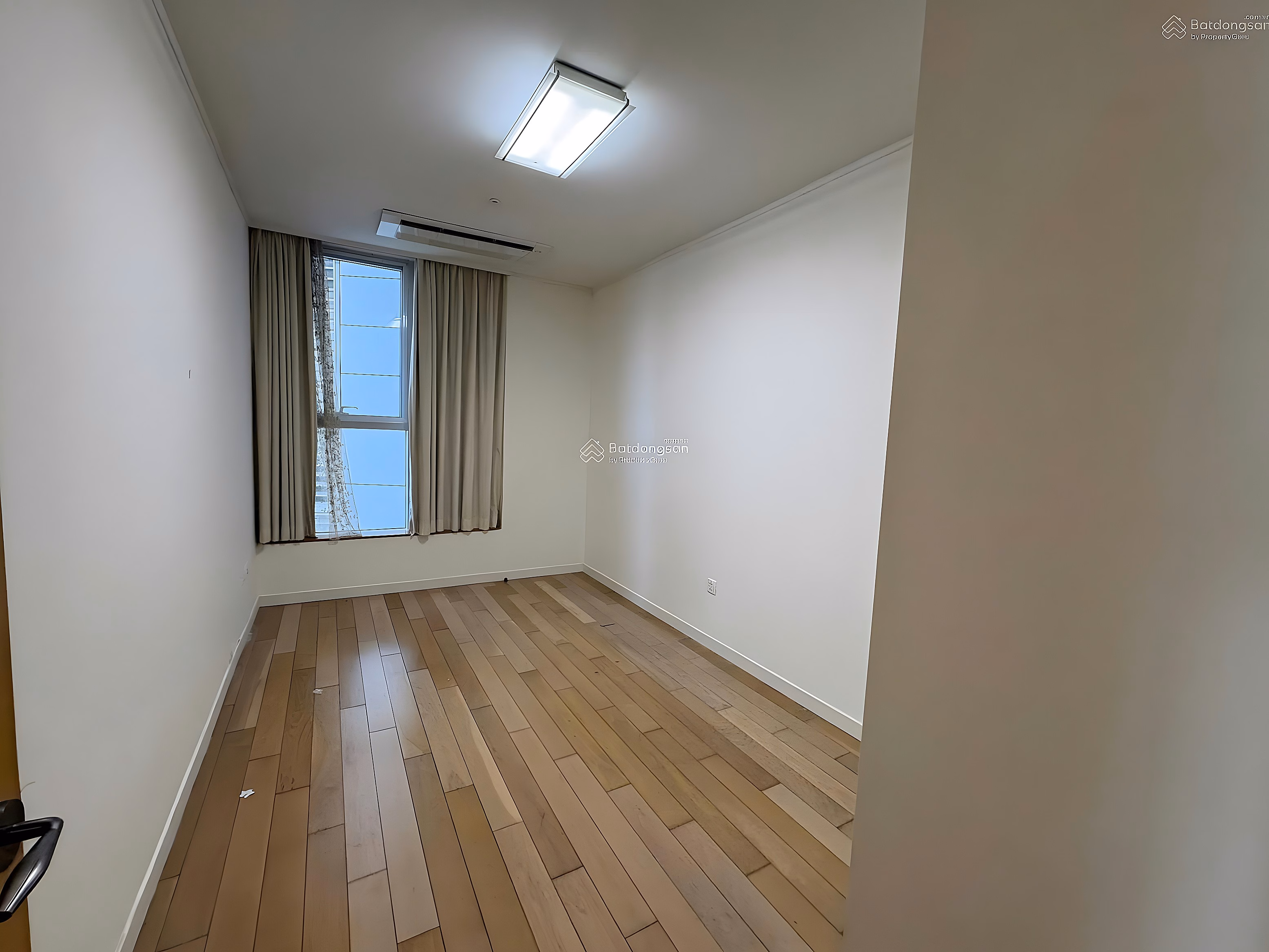Apartment for rent with 3 bedrooms, 2 bathrooms, can be used as office, at Keangnam Hanoi Landmark Tower, preferential price 34 million, 110m2