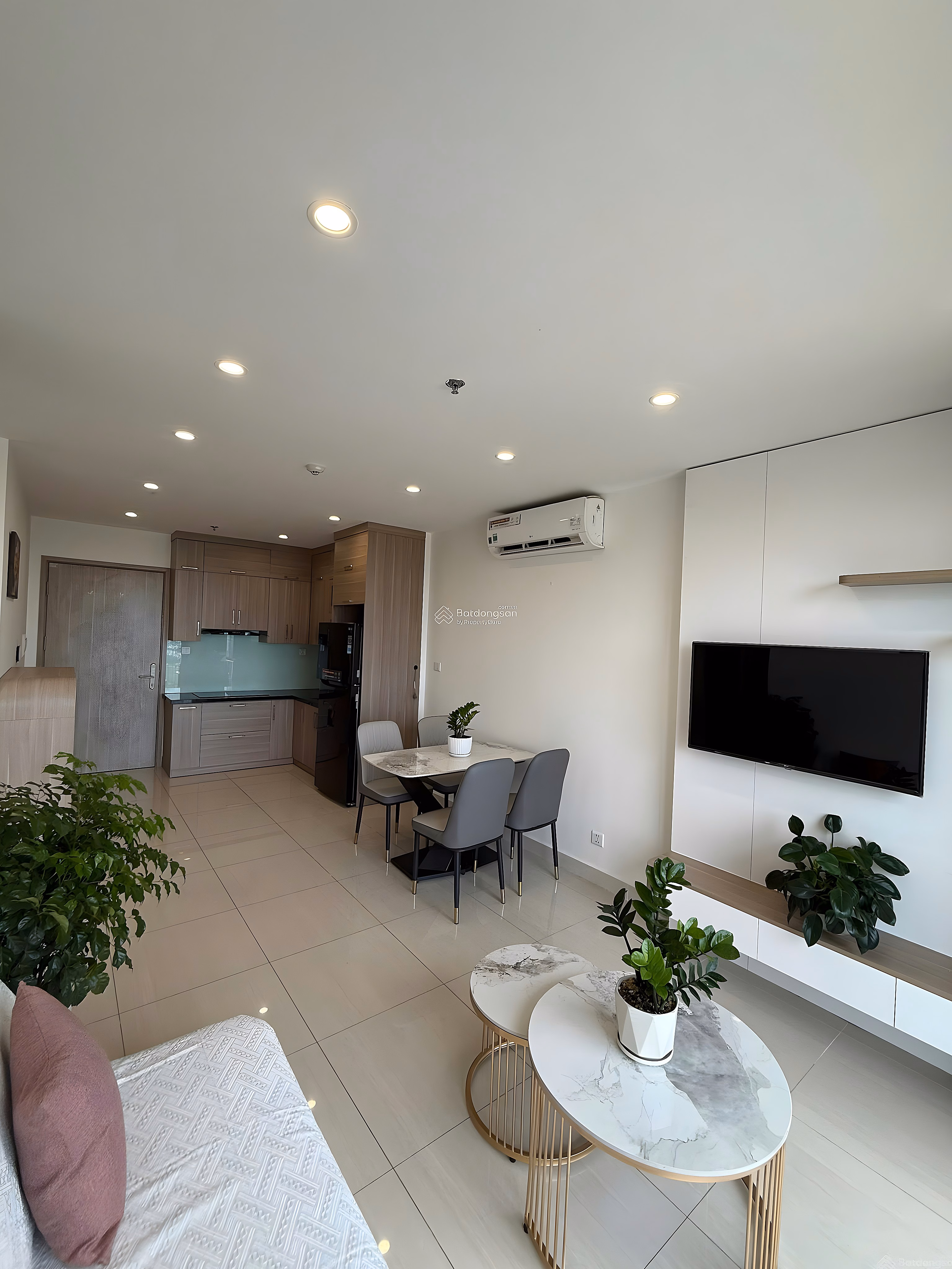 Cheap closing - urgent sale Friday, 2N 1VS - Middle floor - Area: 54.8m², 3 billion 800 lines Vinhomes Smart City