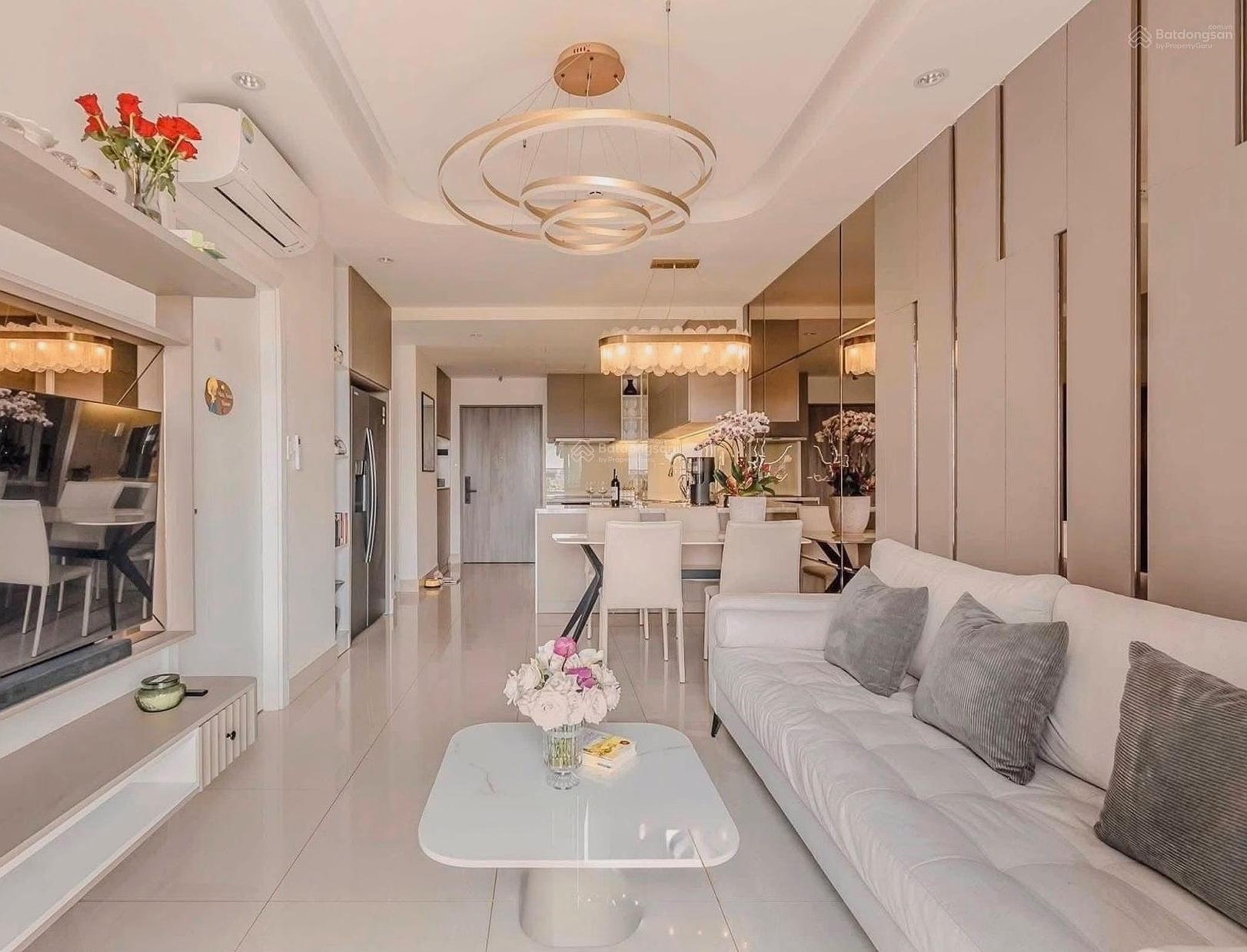 Quick sale of Saigon South apartment (71m²/2 bedrooms), beautiful house, full of high-class furniture, very cool view