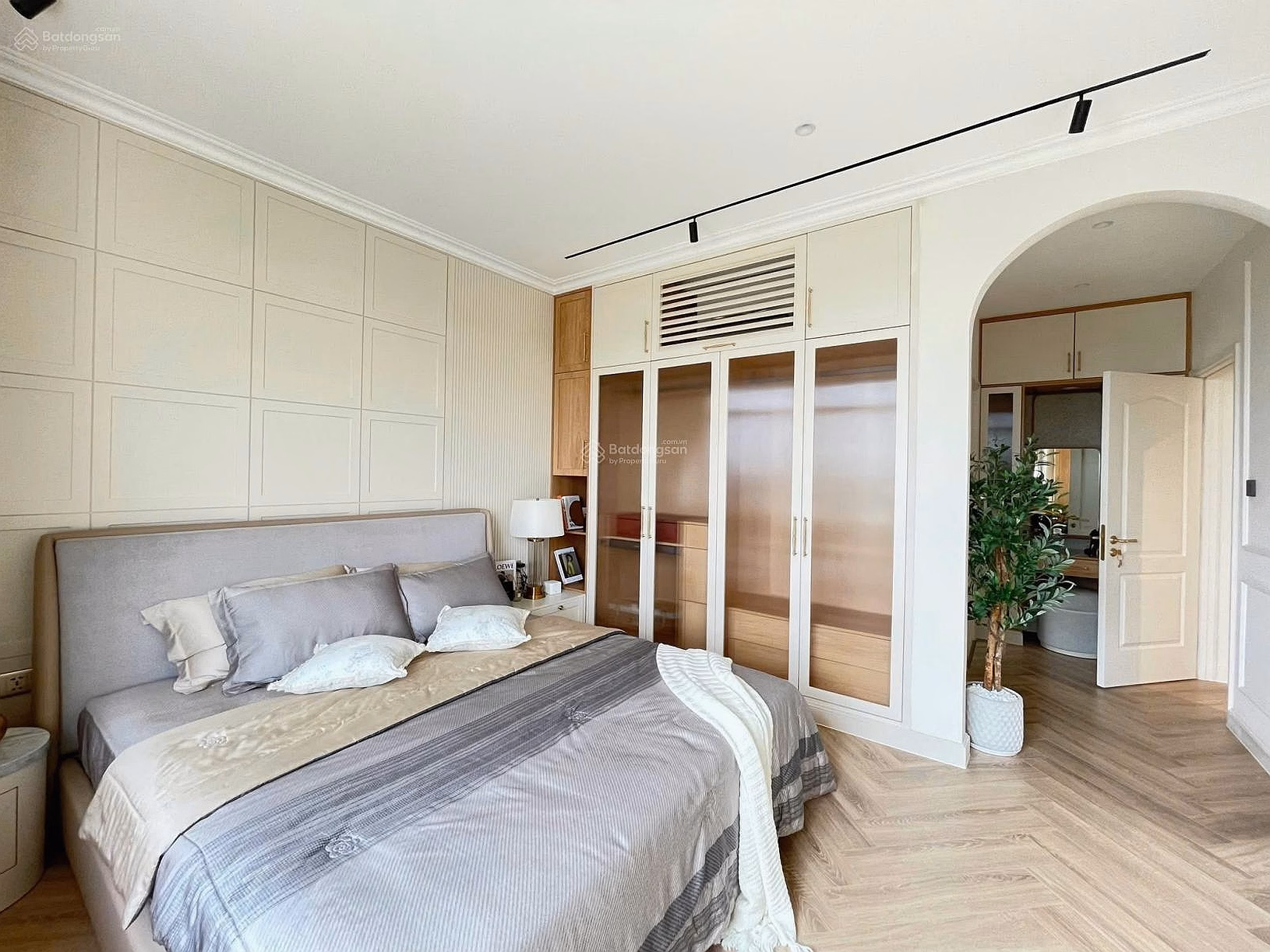 Quick sale of Saigon South apartment (71m²/2 bedrooms), beautiful house, full of high-class furniture, very cool view