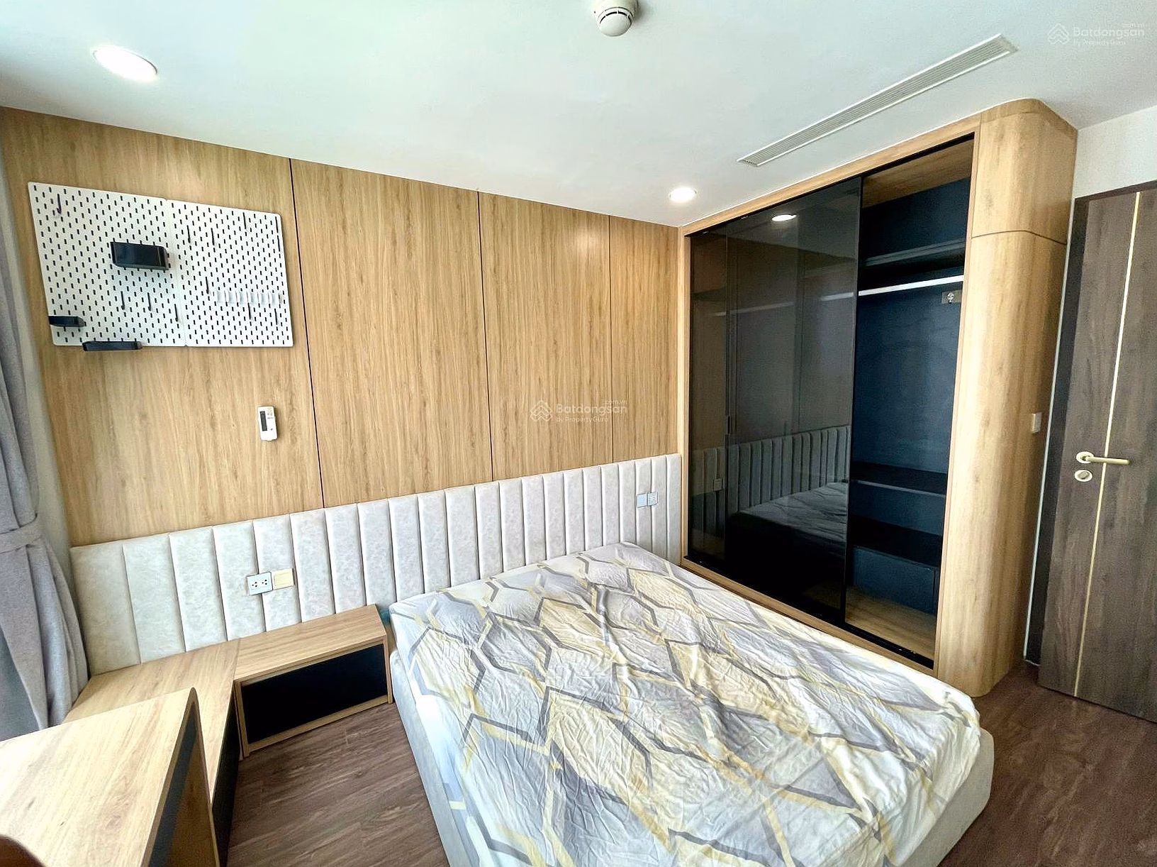 Sunshine Sky City CC for rent, 4 bedrooms + 1 warehouse, 30 million VND, 132 m2, beautiful view, super bargain price
