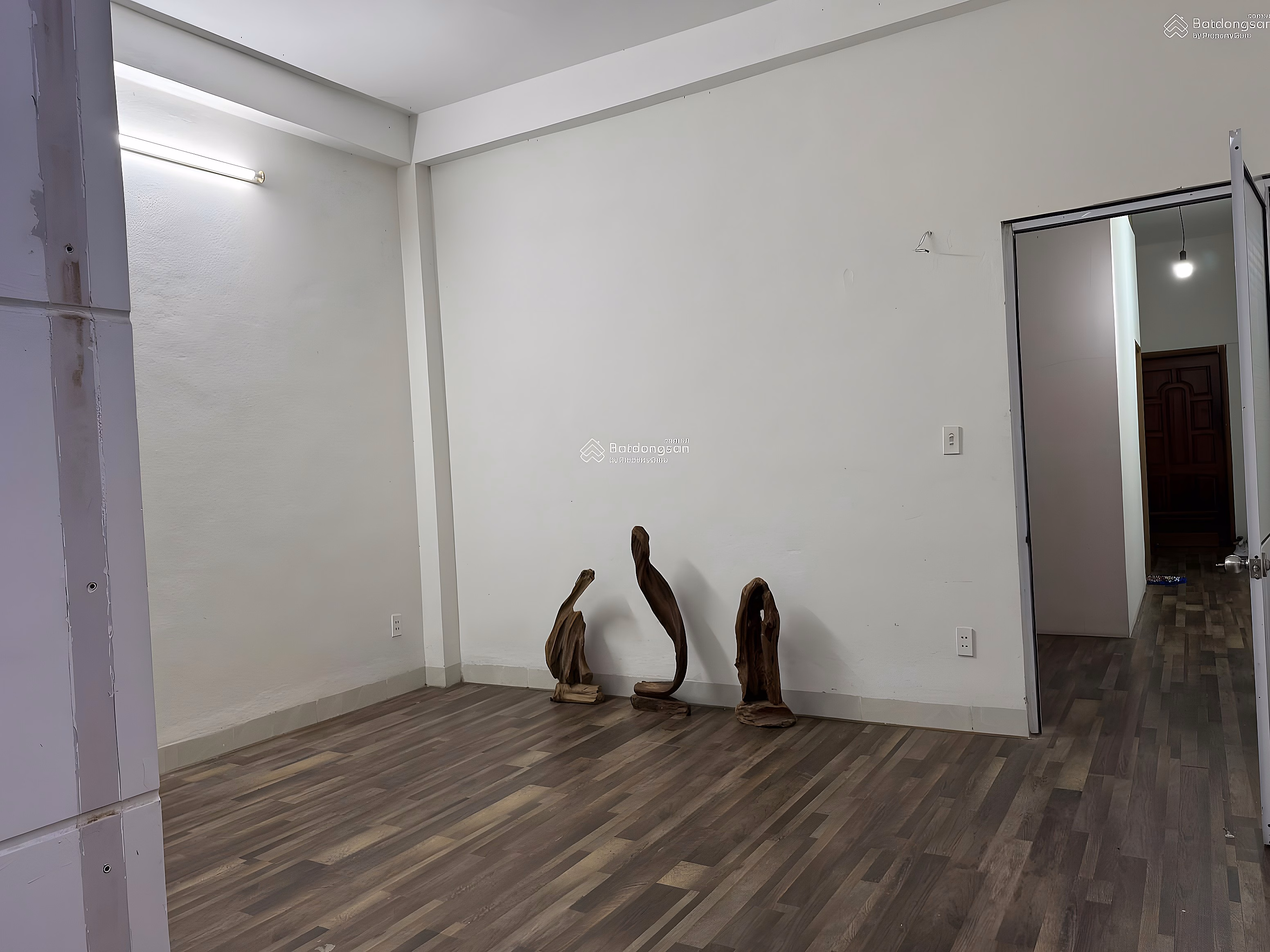 Beautiful house on Khuc Hao Son Tra street, Da Nang, busy business district, convenient to open a company office