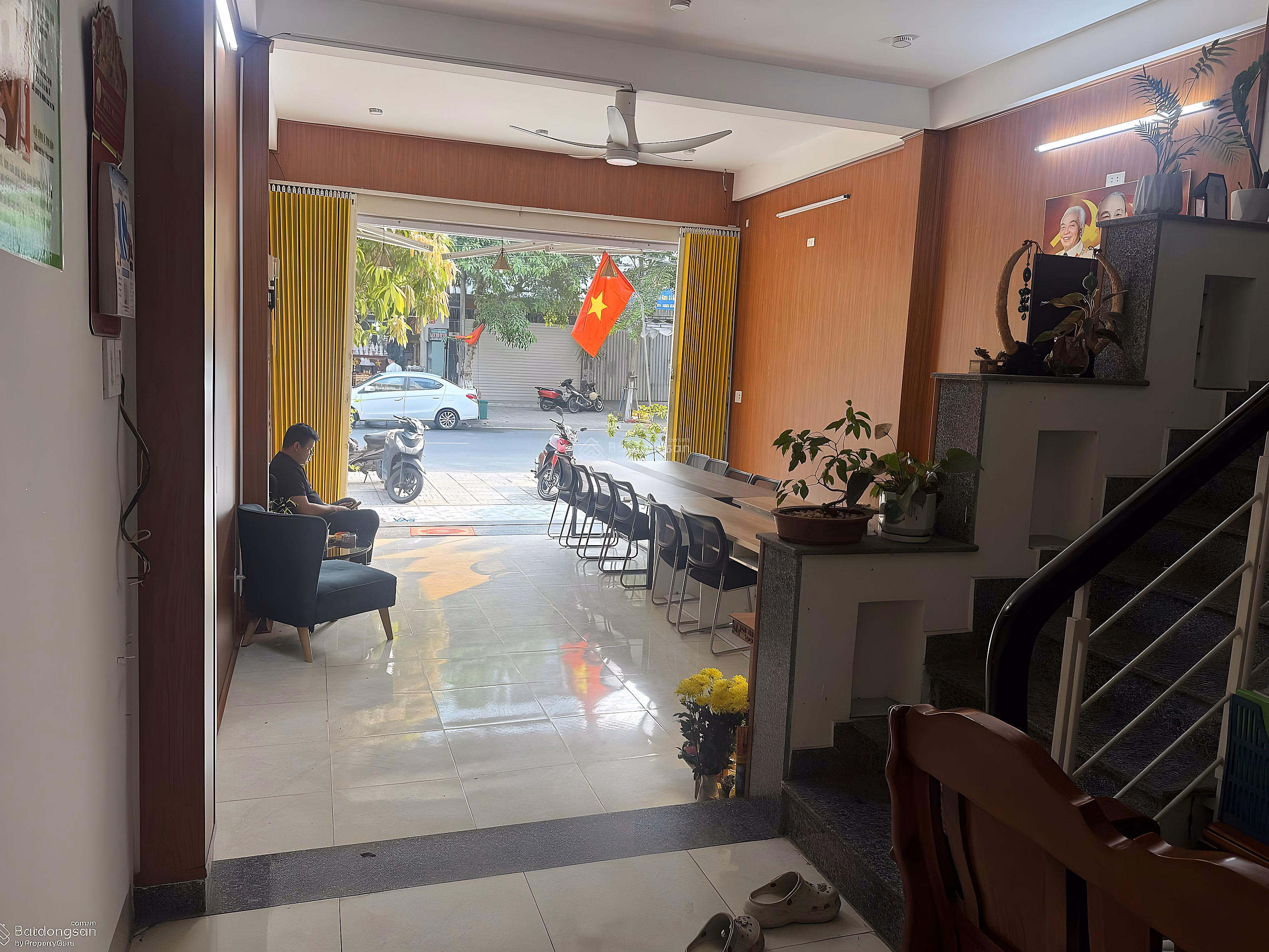 Beautiful house on Khuc Hao Son Tra street, Da Nang, busy business district, convenient to open a company office