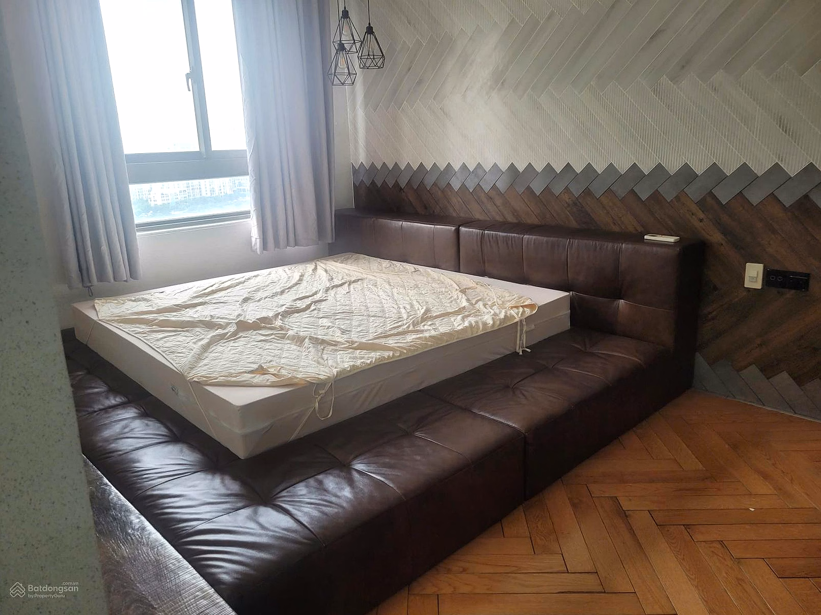 Owner quickly sold Docklands apartment 99 Nguyen Thi Thap, 96m2, high floor, 3 bedrooms, 2 bathrooms, price: 5.6 billion