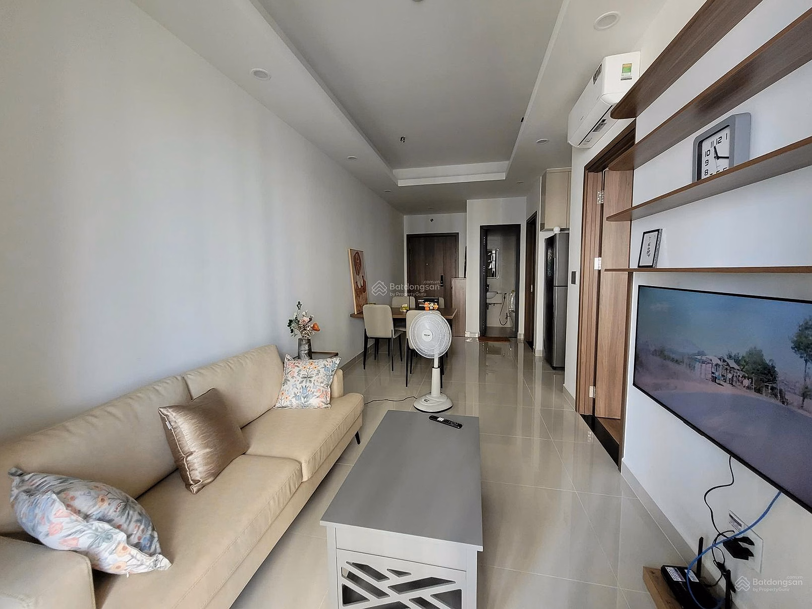 Q7 Riverside for rent near RMIT, TDT includes 2 bedrooms, 2 bathrooms, 9 million, full NT view, beautiful. Contact: 0965 431 ***