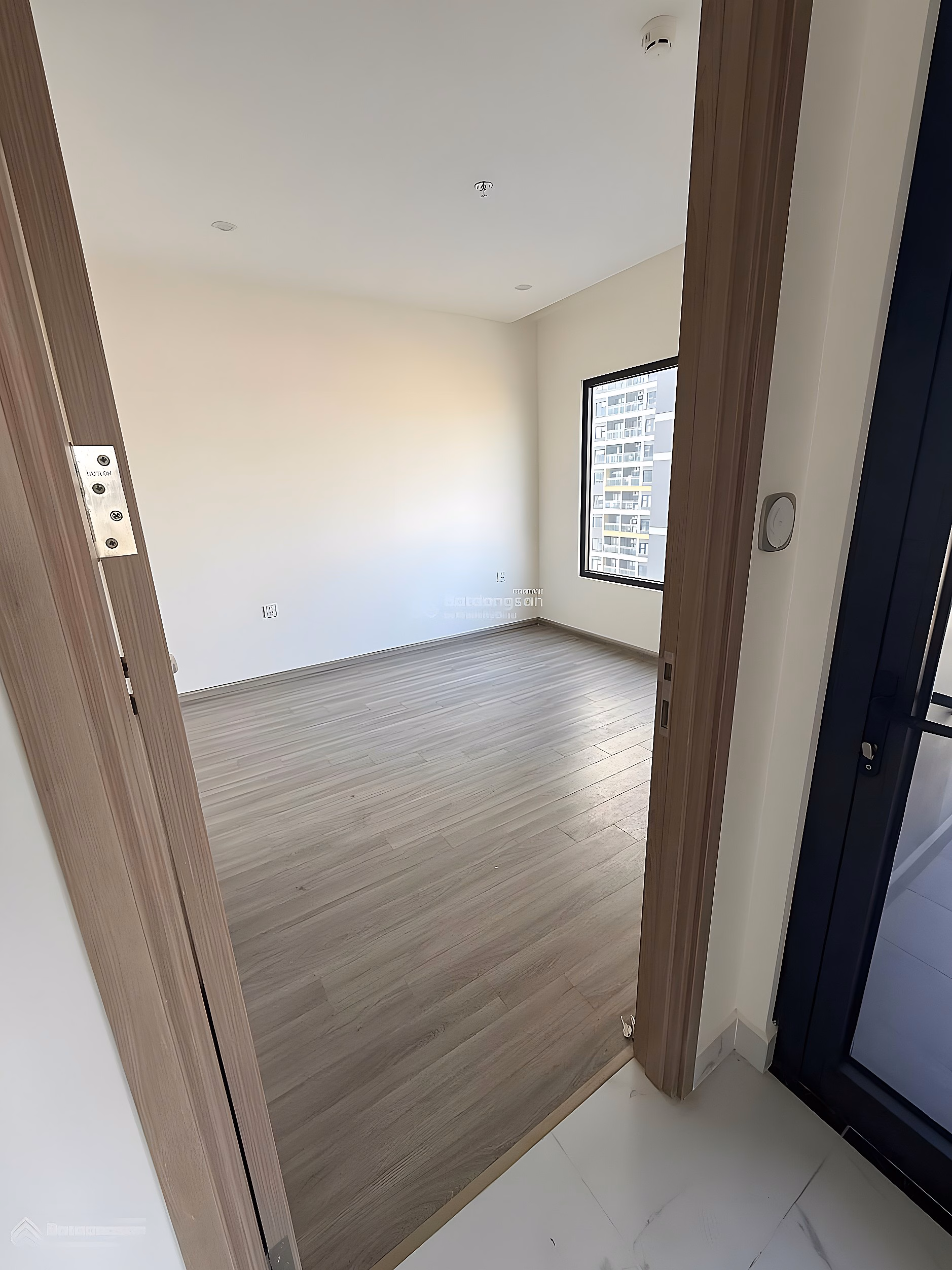 GH 99 units at good price buy directly from investor 3 bedrooms Solari only 405 Vinhomes Grand Park