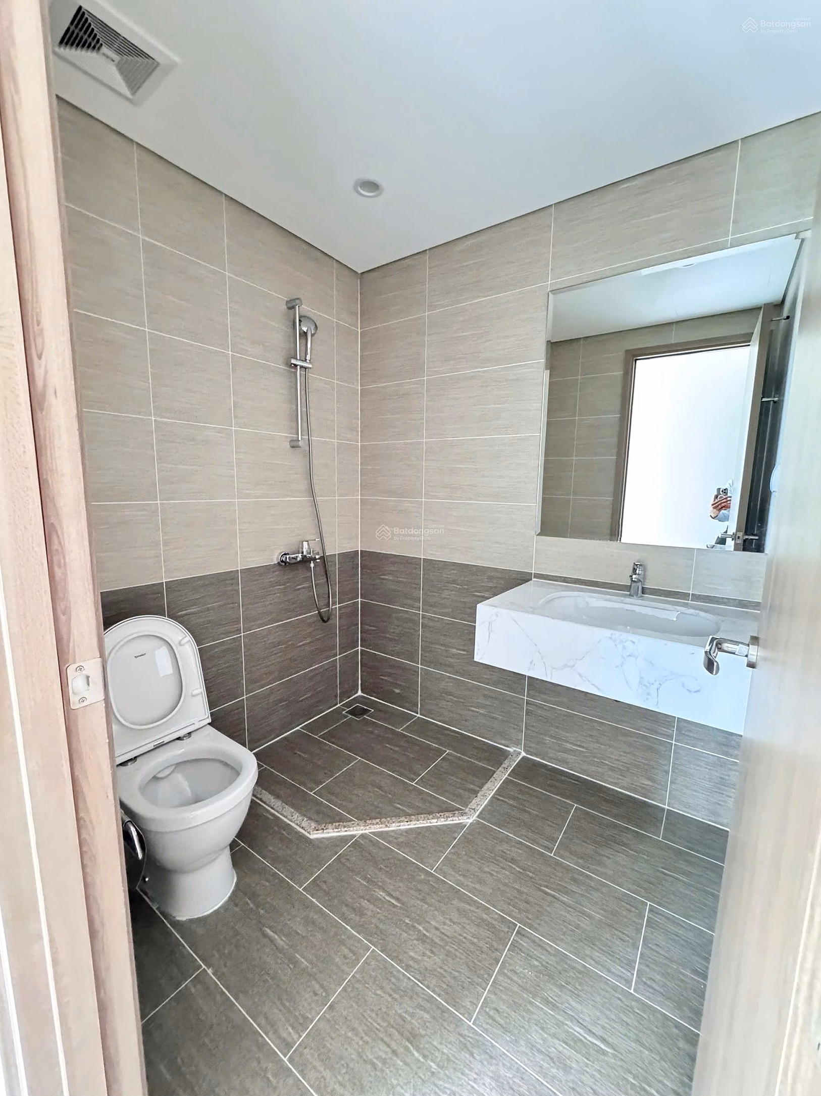 Selling 2-bedroom apartment in GH1 building, middle floor, 59m2, Southeast direction, view of 36ha park opposite Vincom