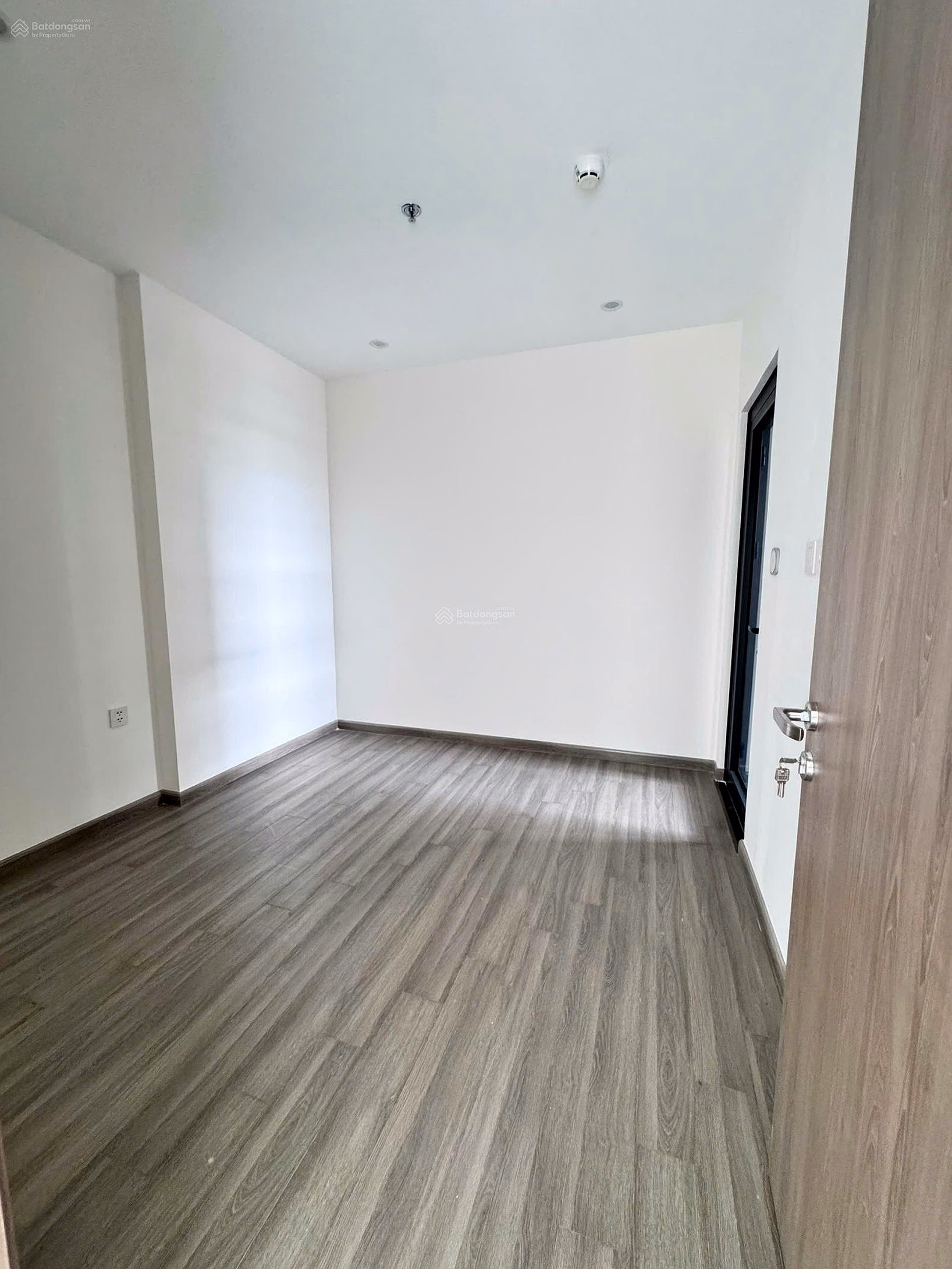 Selling 2-bedroom apartment in GH1 building, middle floor, 59m2, Southeast direction, view of 36ha park opposite Vincom