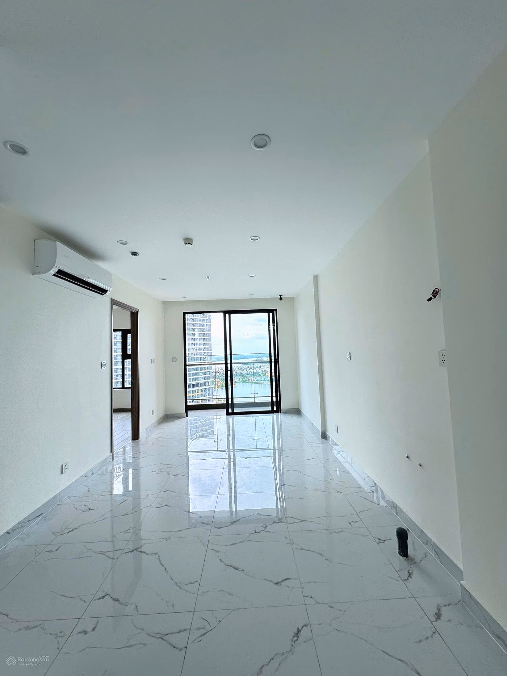 Selling 2-bedroom apartment in GH1 building, middle floor, 59m2, Southeast direction, view of 36ha park opposite Vincom
