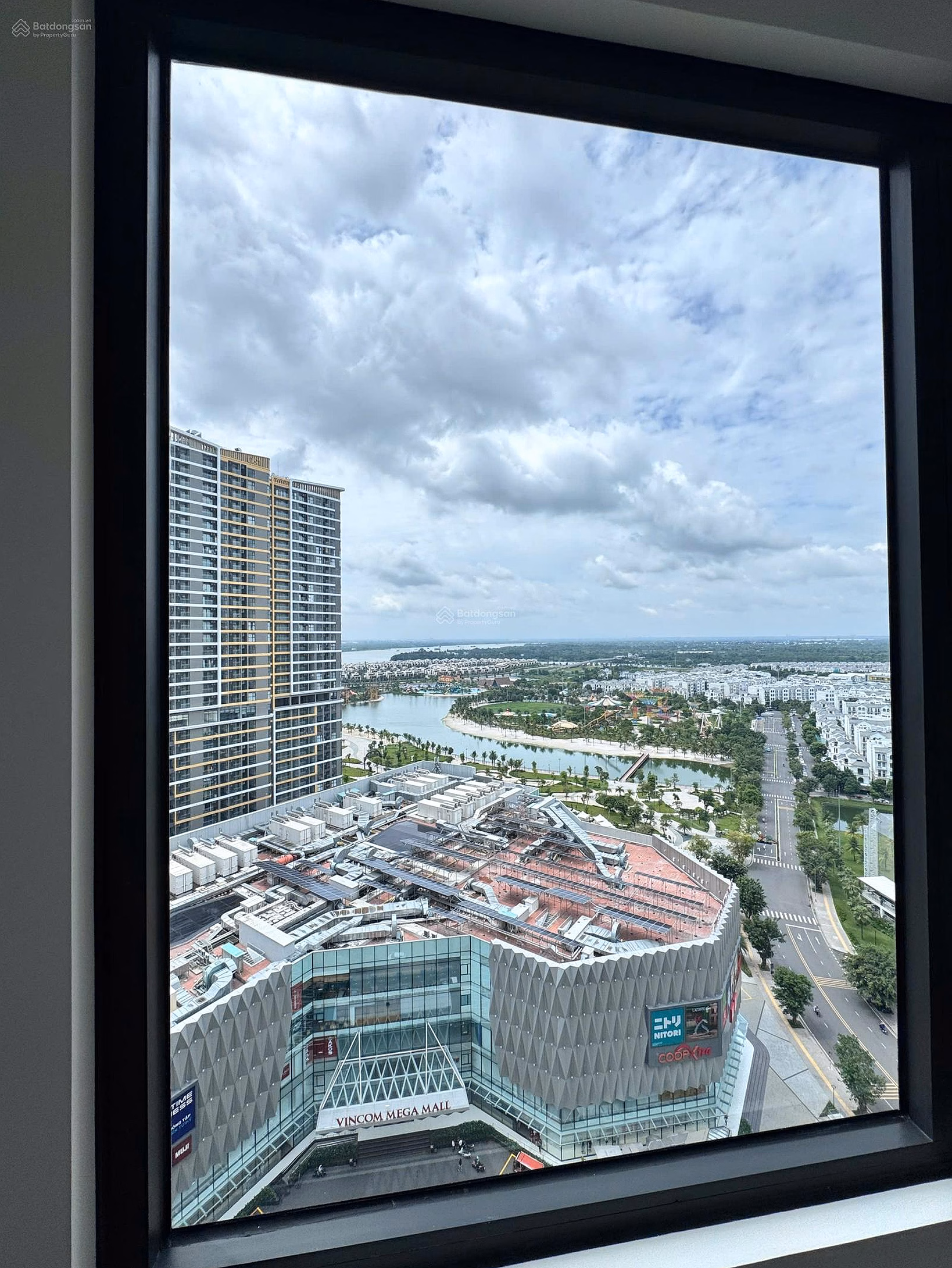 Selling 2-bedroom apartment in GH1 building, middle floor, 59m2, Southeast direction, view of 36ha park opposite Vincom