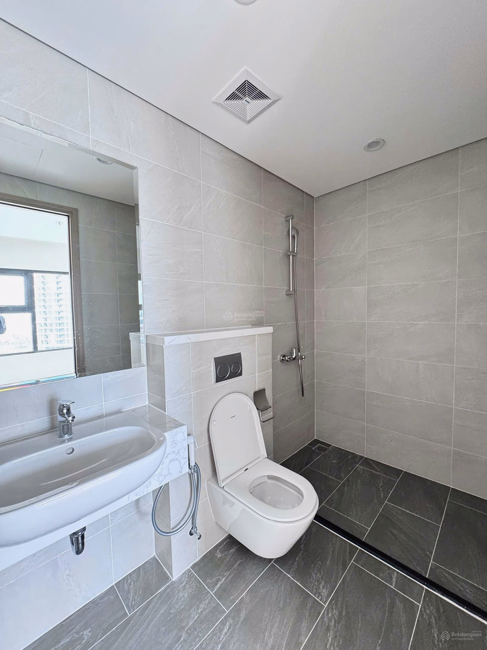 Selling 2-bedroom apartment in GH1 building, middle floor, 59m2, Southeast direction, view of 36ha park opposite Vincom