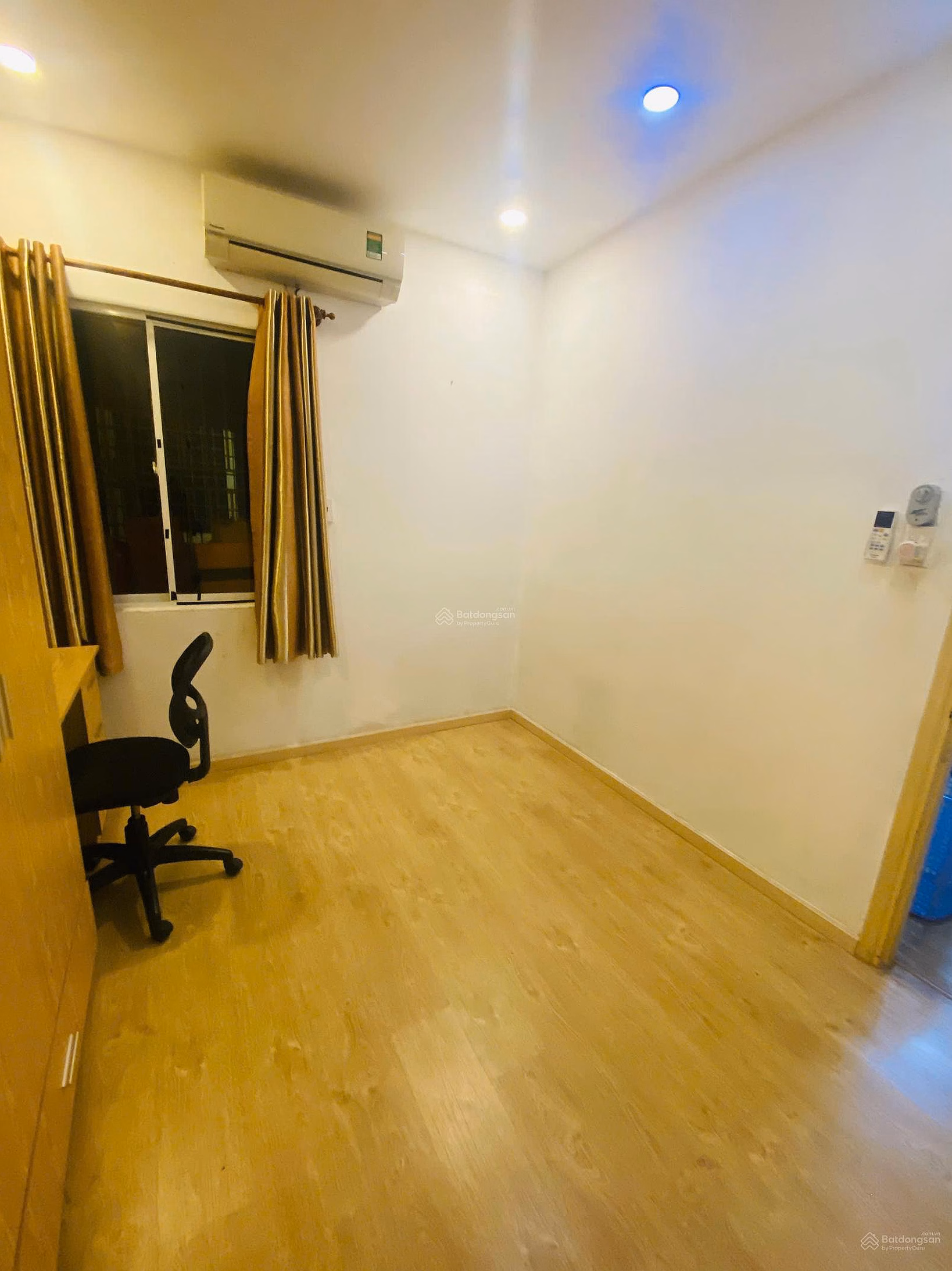 02 bedroom apartment for sale, 4th floor, beautiful view of Landmark 81 (with elevator)