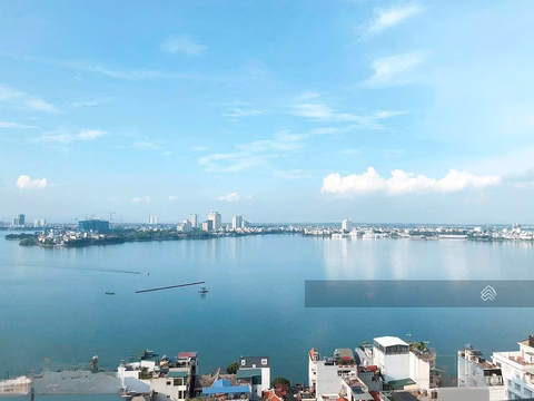 Immediately available 3 bedroom apartment 120m2 with direct view of West Lake in Watermark apartment. Price only 20 million, contact 0906 244 ***