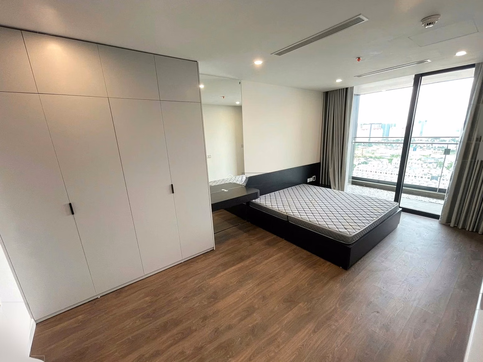 I am the owner of Sunshine Golden River apartment for rent | 3 bedrooms 161m², car slot, move in immediately