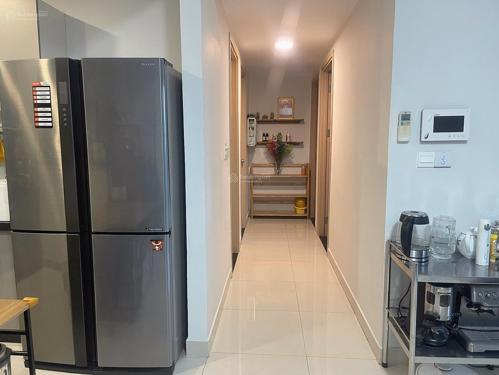 Selling a corner apartment with East view, 3 bedrooms, 2 bathrooms, fully furnished near the airport, priced at 8 billion, receive the house immediately