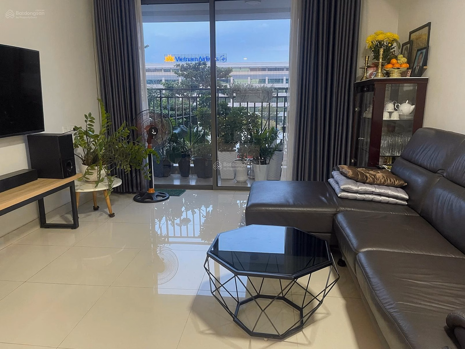 Selling a corner apartment with East view, 3 bedrooms, 2 bathrooms, fully furnished near the airport, priced at 8 billion, receive the house immediately