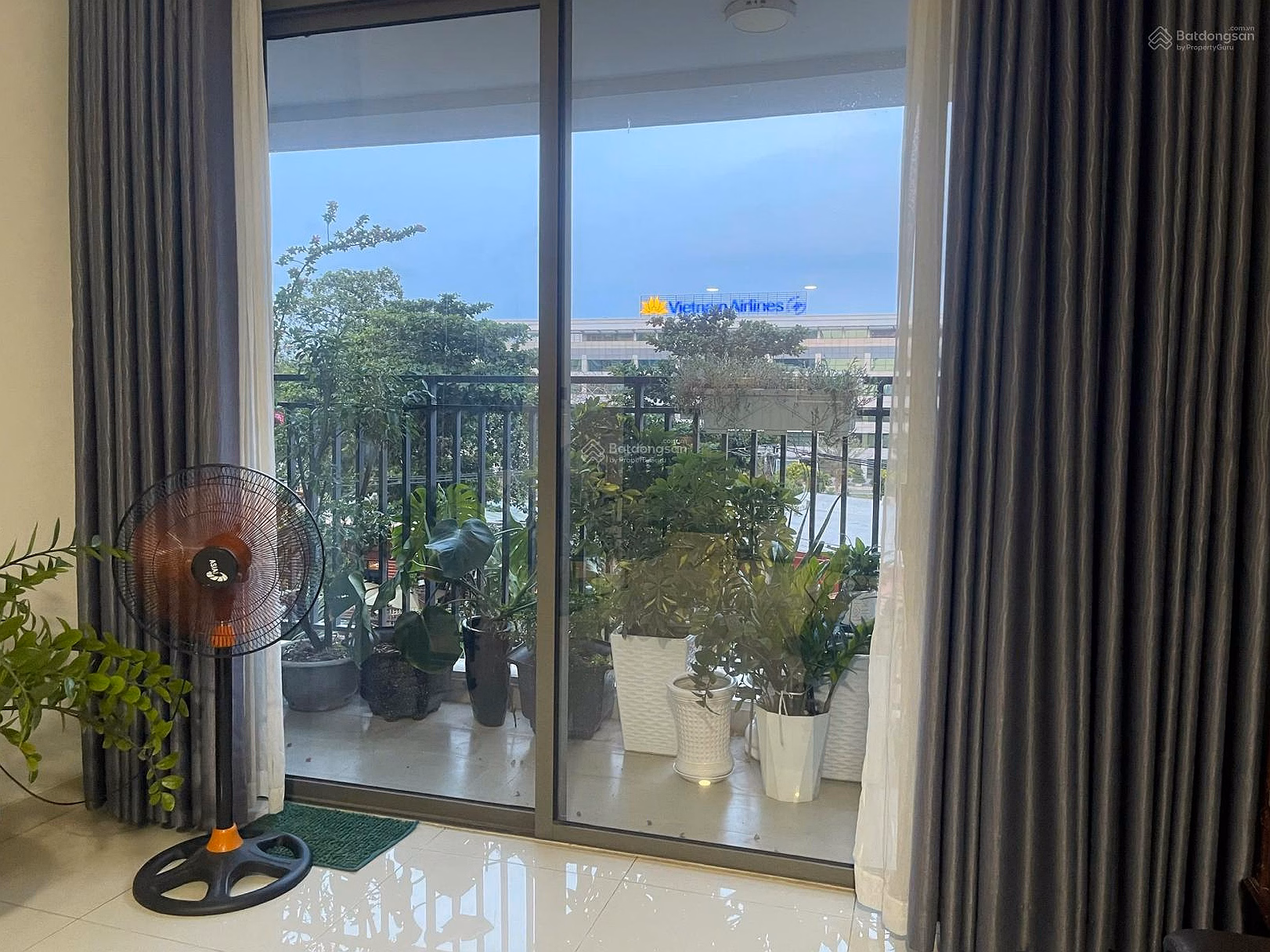 Selling a corner apartment with East view, 3 bedrooms, 2 bathrooms, fully furnished near the airport, priced at 8 billion, receive the house immediately