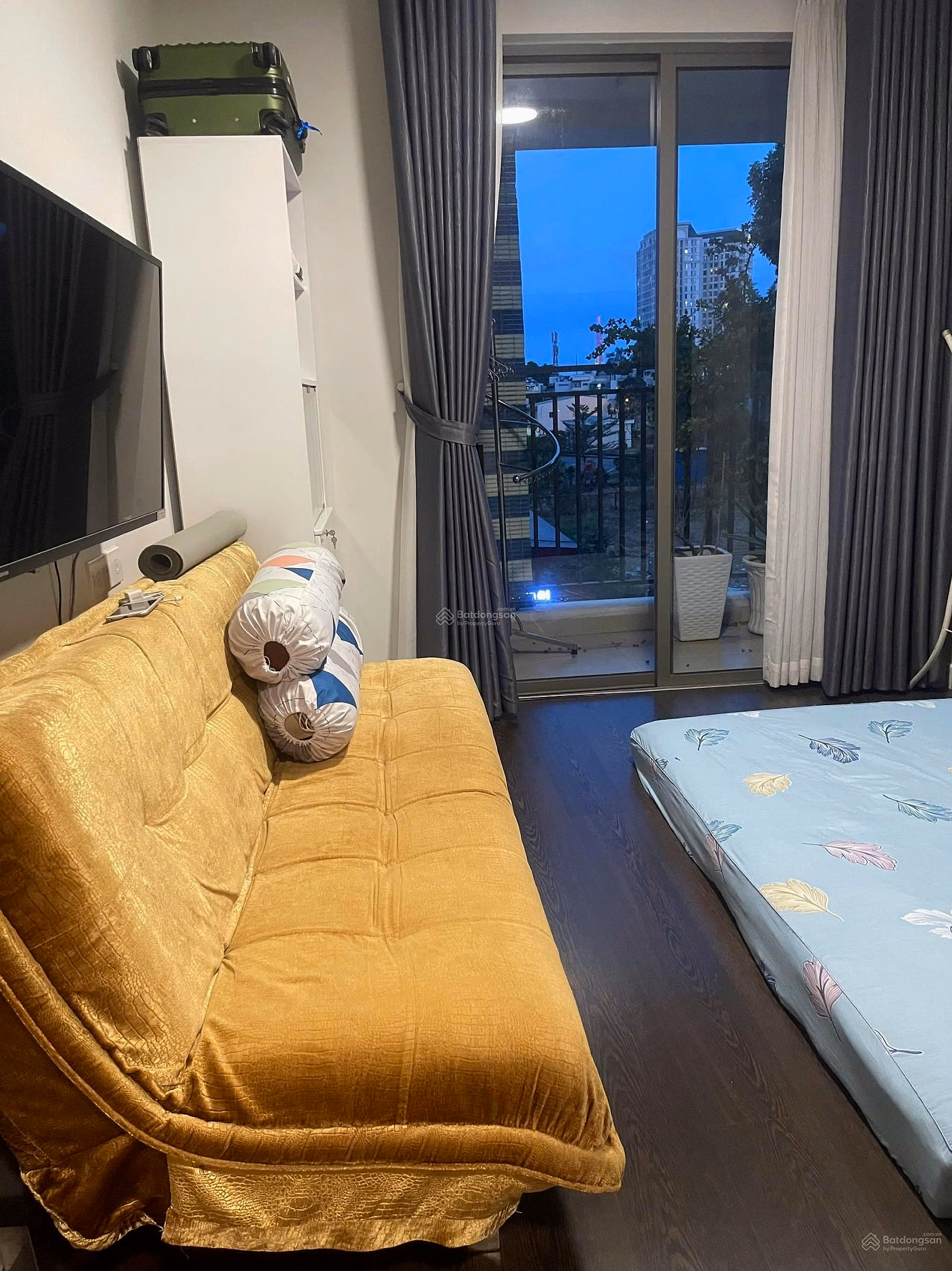 Selling a corner apartment with East view, 3 bedrooms, 2 bathrooms, fully furnished near the airport, priced at 8 billion, receive the house immediately