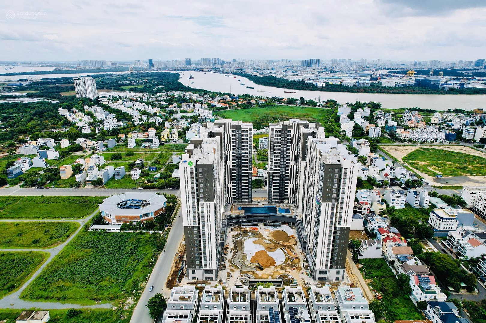 3 bedroom corner apartment with resort view at Victoria Village priced at only 8.3 billion, specializing in hunting for beautiful goods