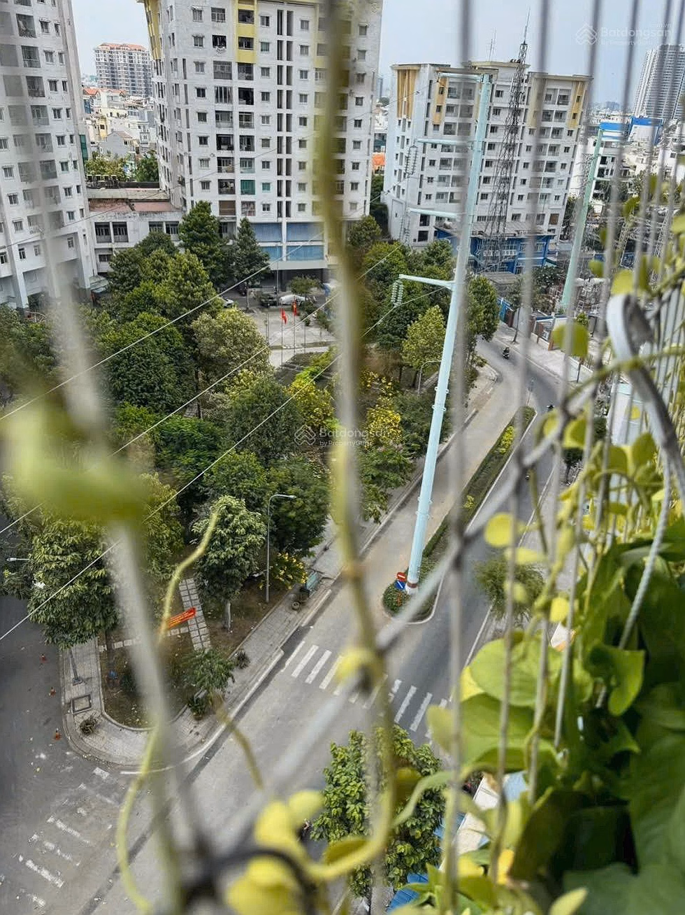 The owner sells Phu Tho apartment 2 bedrooms 1 bathroom fully furnished as shown, Price 4ty350 with ready book.
