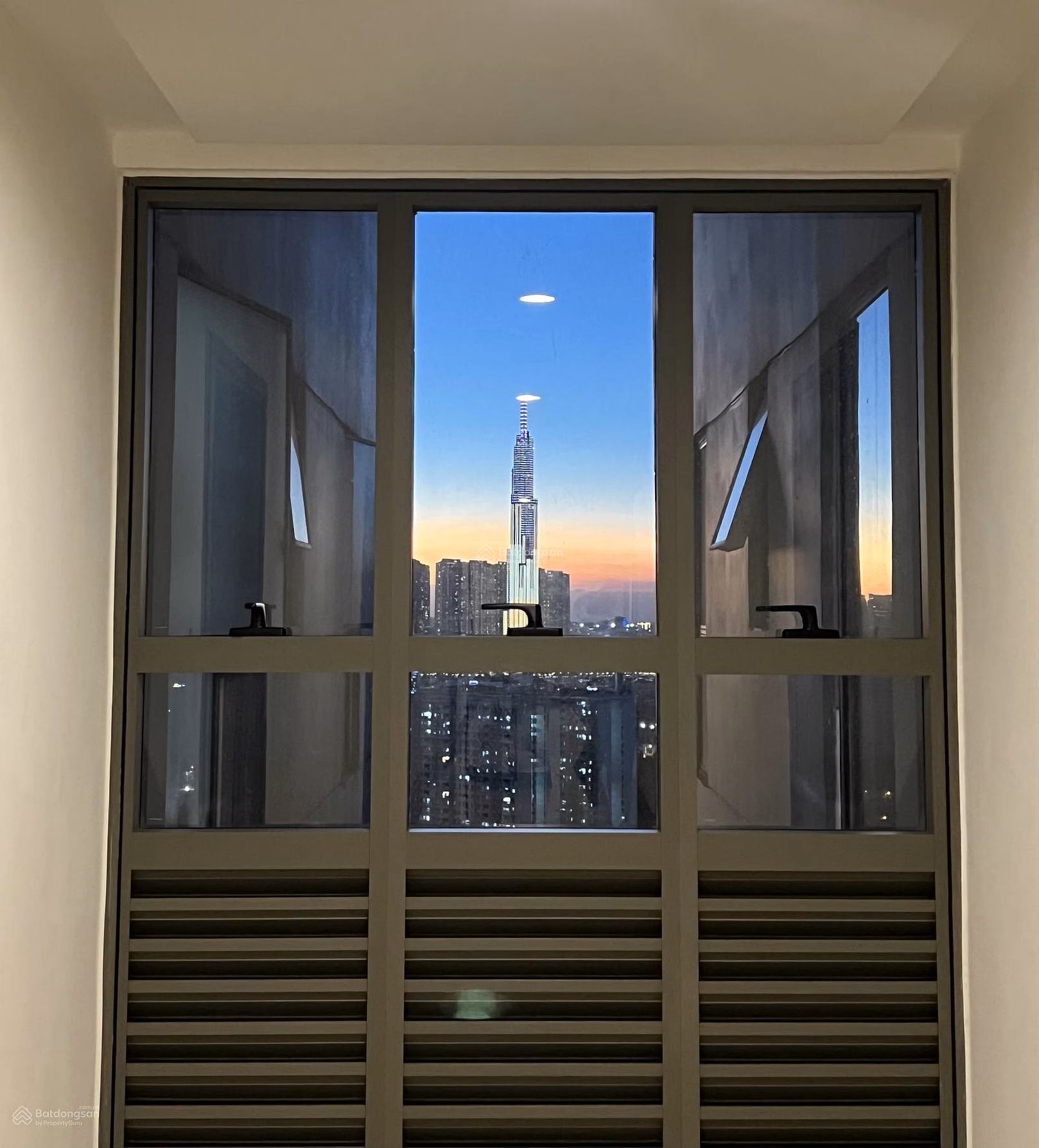 Lower than market price 1-200 million, 2 bedrooms only 6.9x billion The Sun Avenue