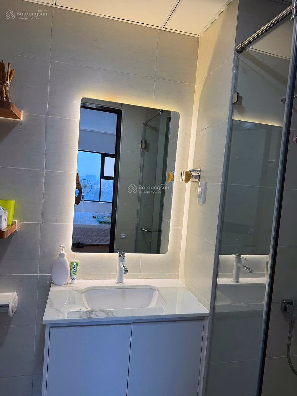 The owner is selling a 3-bedroom apartment that has invested in beautiful, genuine furniture in Flora