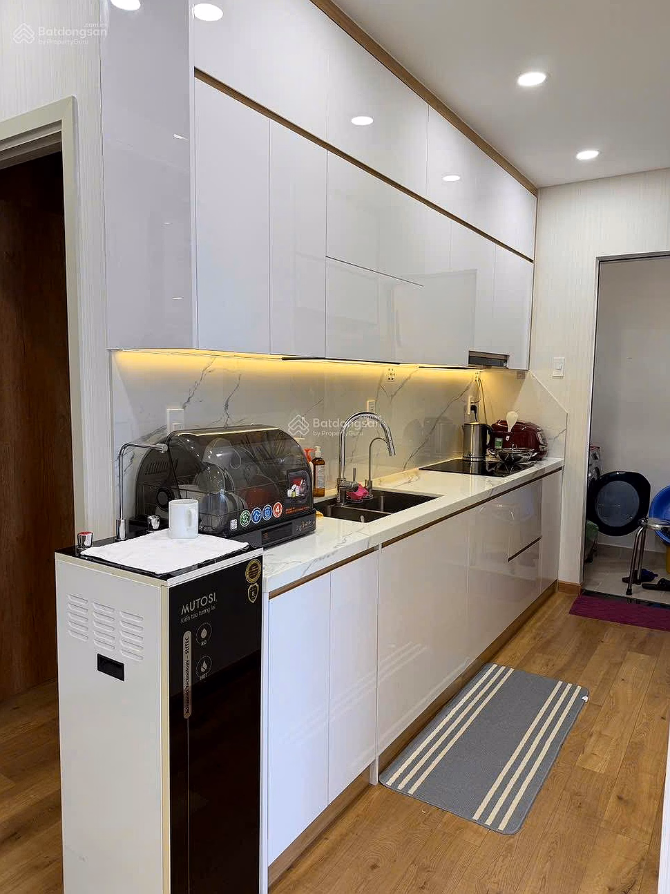 The owner is selling a 3-bedroom apartment that has invested in beautiful, genuine furniture in Flora