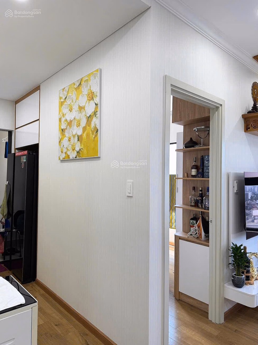 The owner is selling a 3-bedroom apartment that has invested in beautiful, genuine furniture in Flora