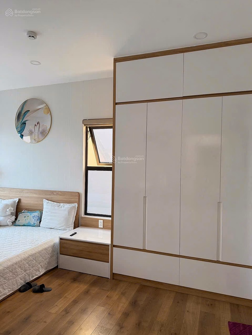 The owner is selling a 3-bedroom apartment that has invested in beautiful, genuine furniture in Flora
