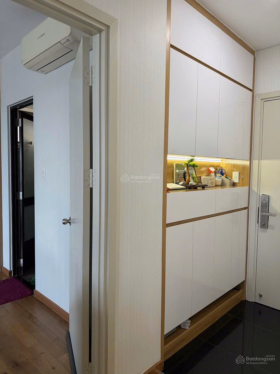 The owner is selling a 3-bedroom apartment that has invested in beautiful, genuine furniture in Flora