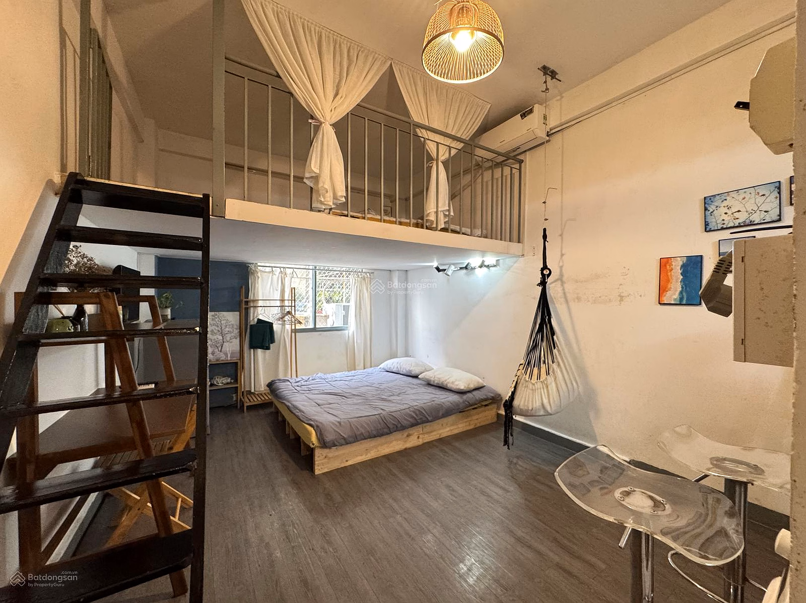 Super cheap! Mezzanine apartment 25m² full NT decor vintage, elevator, garage right at Ben Thanh Market District 1