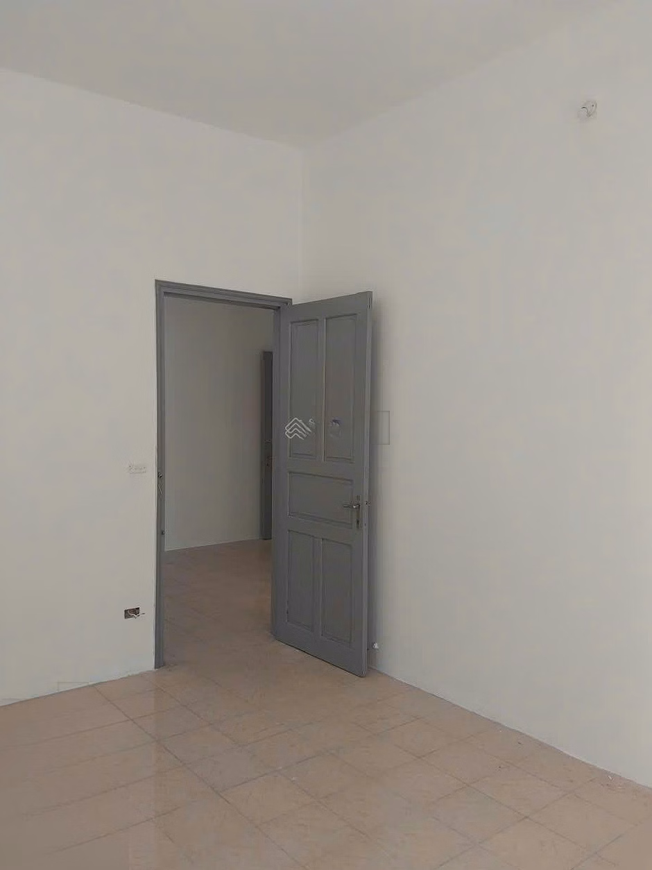 Selling a beautiful apartment of nearly 90m2 for only 5.55 billion. 100% real news. 5th Floor N11A, Tran Quy Kien, Dich Vong Hau