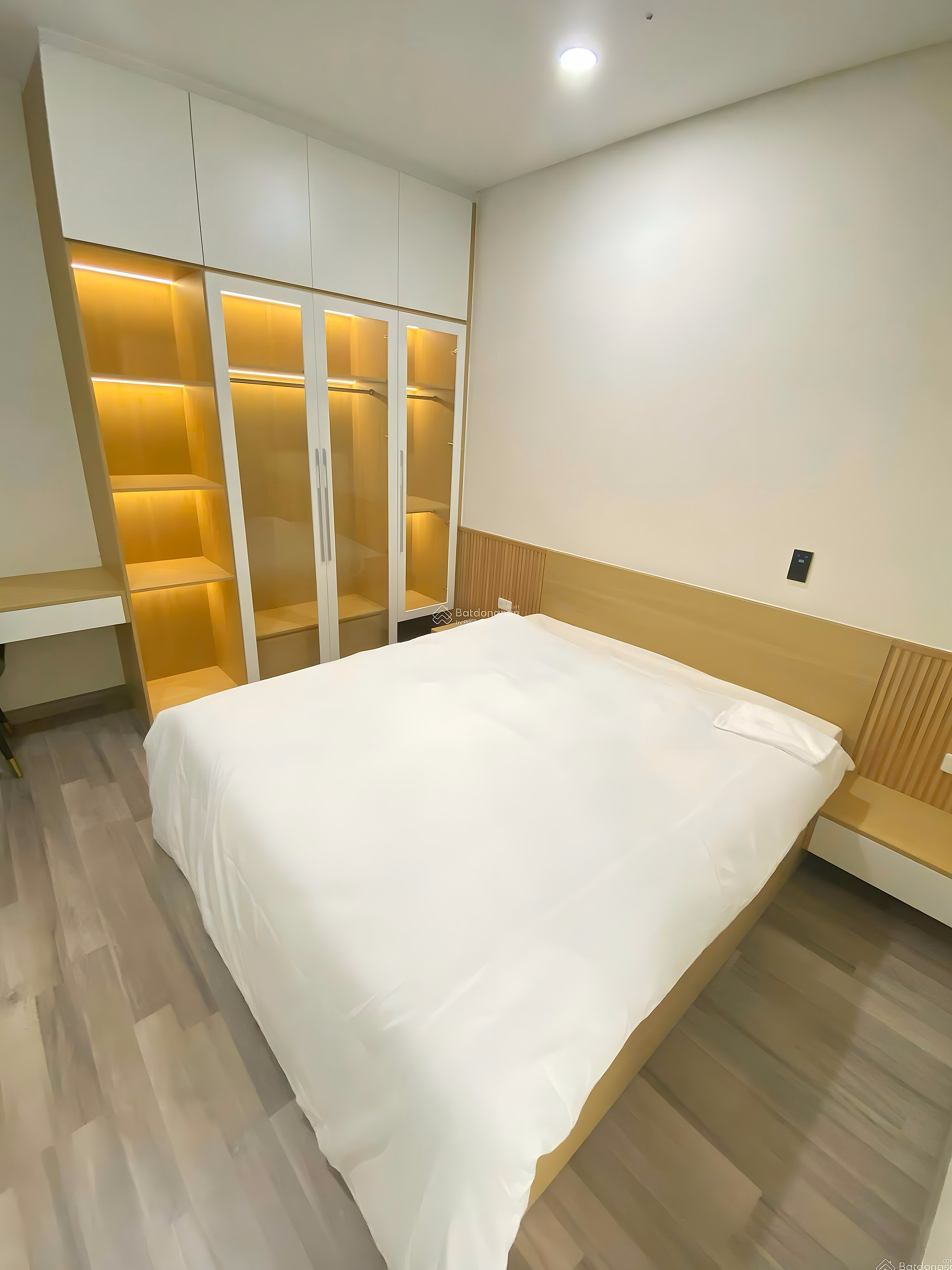Fully furnished 2 bedroom apartment for rent with Han river view at Monarchy B