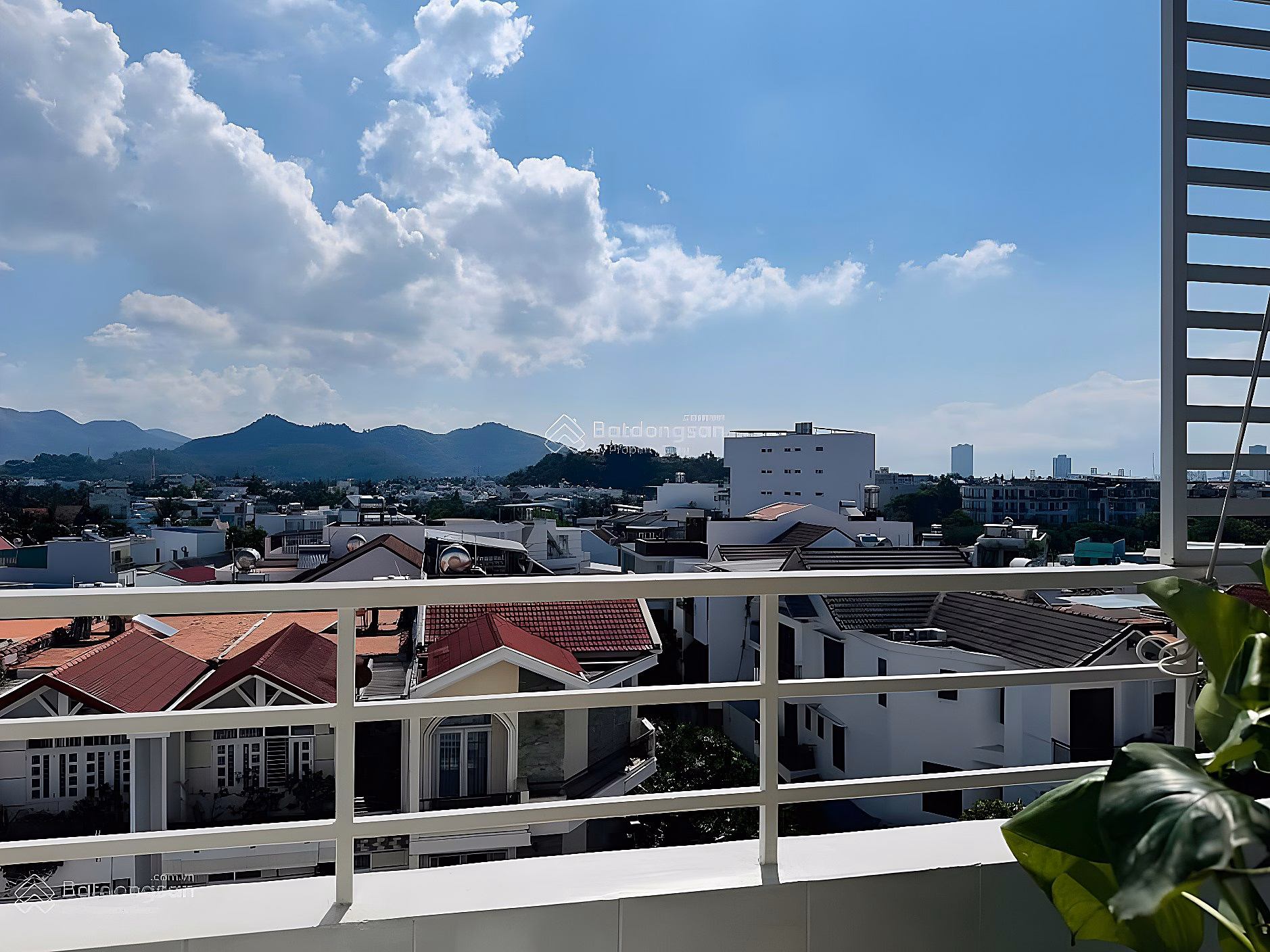 CT5 Vinh Diem Trung apartment with 2 bedrooms has a 5th floor window with internal view for only 2 billion 495 million
